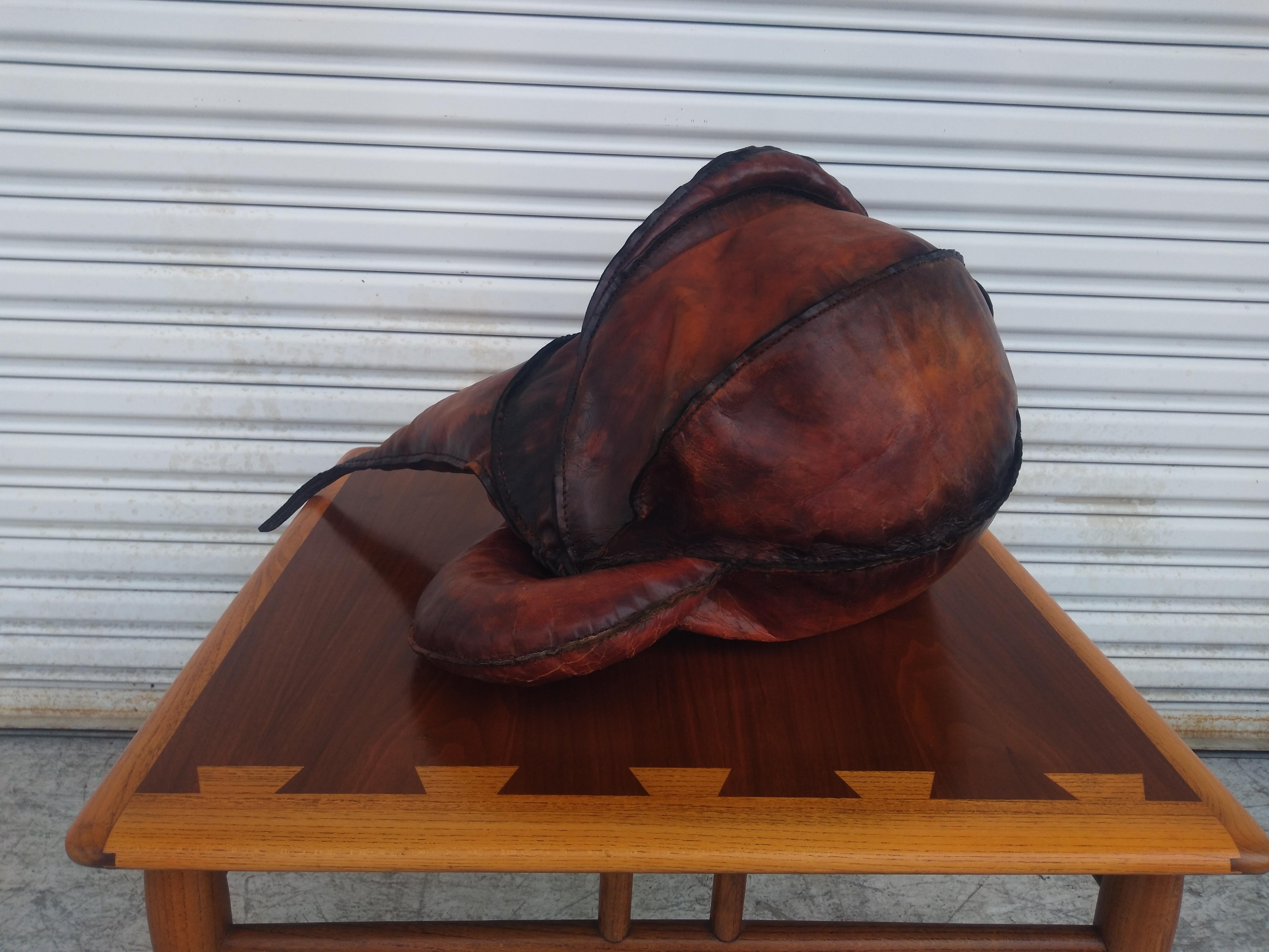 Pelle Scultura astratta in pelle in stile Deru in vendita