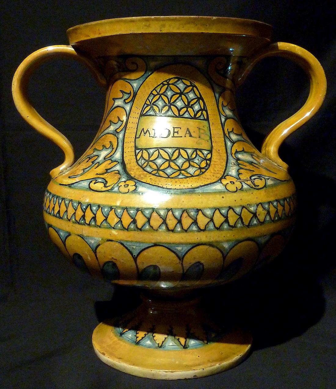 Deruta biansato vase, first half of the 16th century, Blue and yellow shiny metallic decoration, on the upper part and on each oval face with the word MIDEA on one side and SOLOMEA on the other.
Measures: Height 30 cm.
