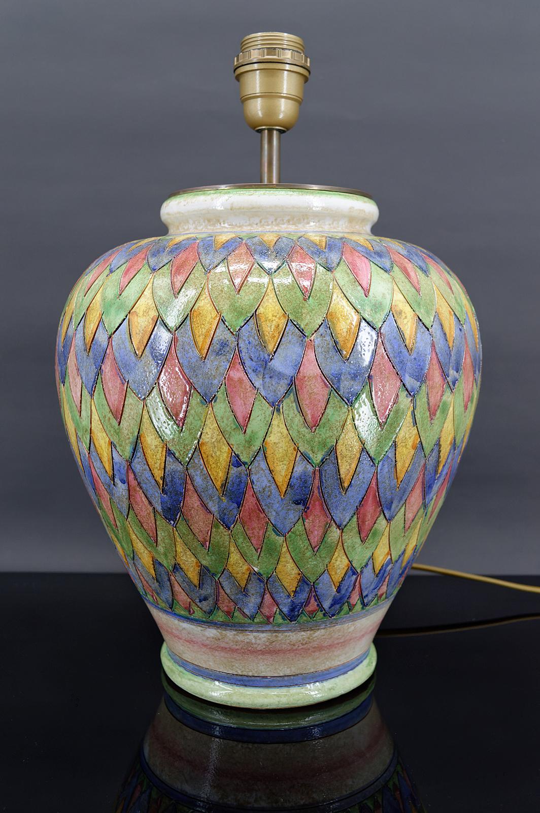 Deruta ceramic lamp.
Italy, circa 1970-1980

Peacock type plumage pattern.

Signed.
In very good condition, electricity OK.

Dimensions:
height 42 cm
diameter 30 cm