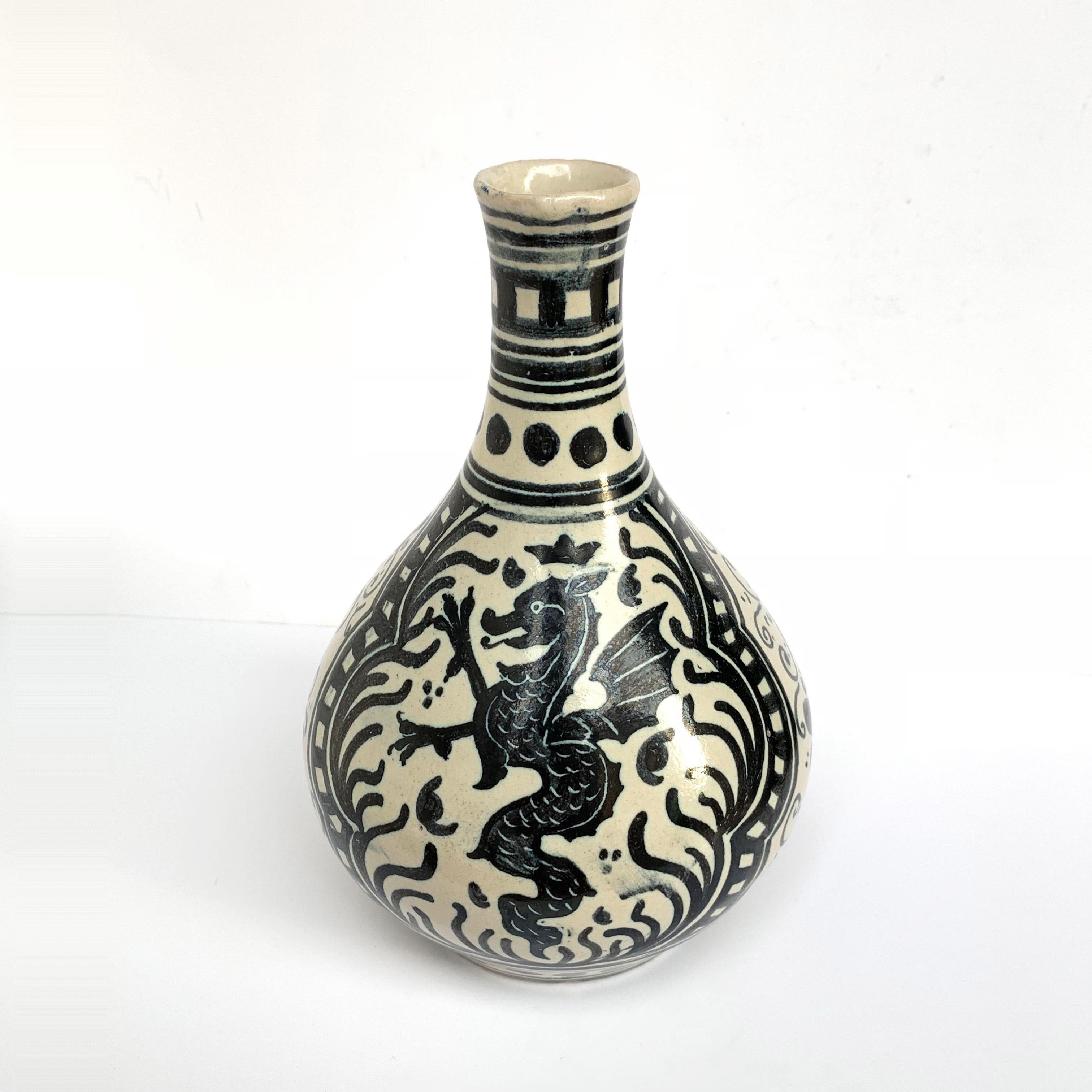 Bellissimo vaso in stile RAFFAELLO , raffigurante un Drago
Deruta, Italie, années 1960.