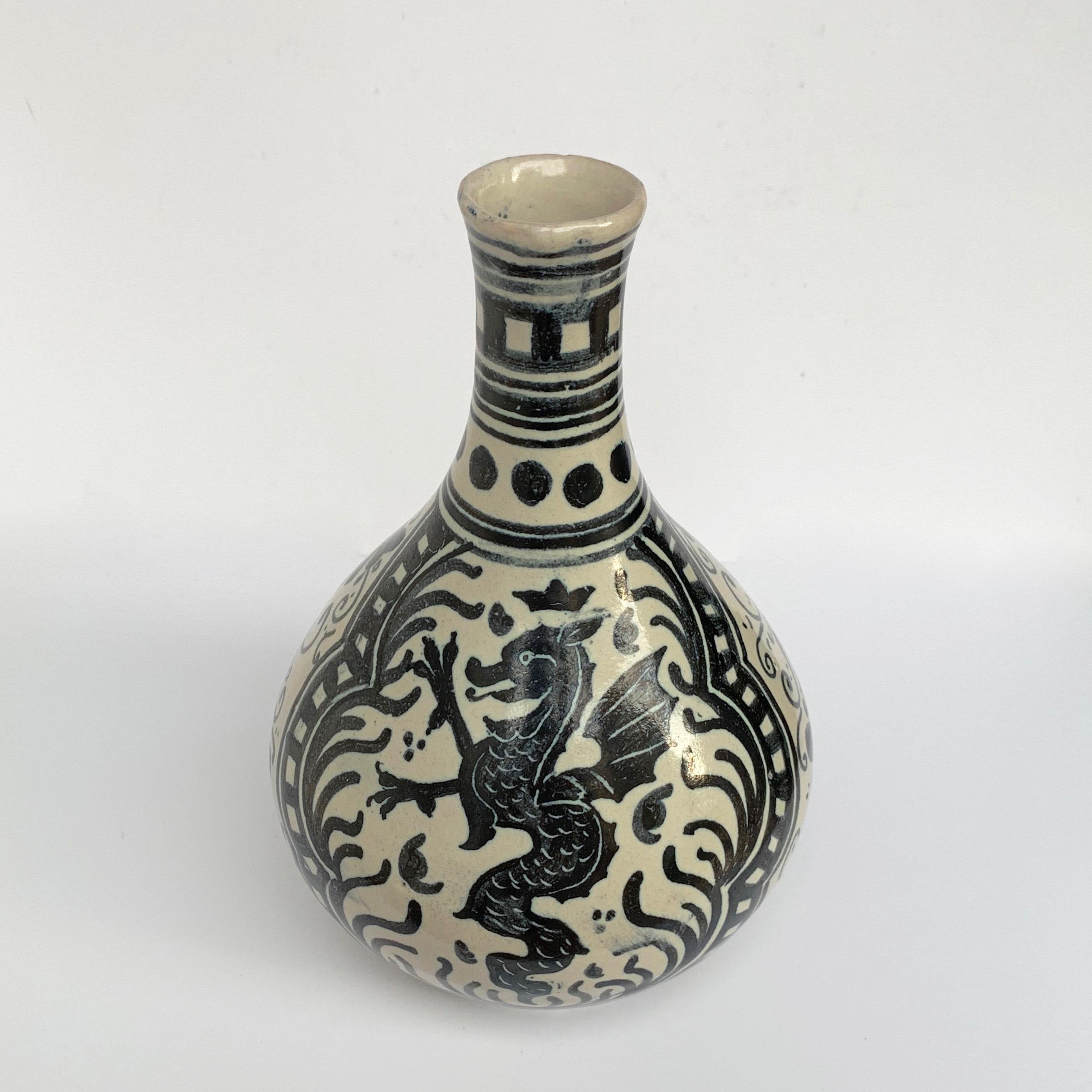 Peint Deruta, vase en céramique peint à la main, figure d'un dragon, Italie, années 1960 en vente