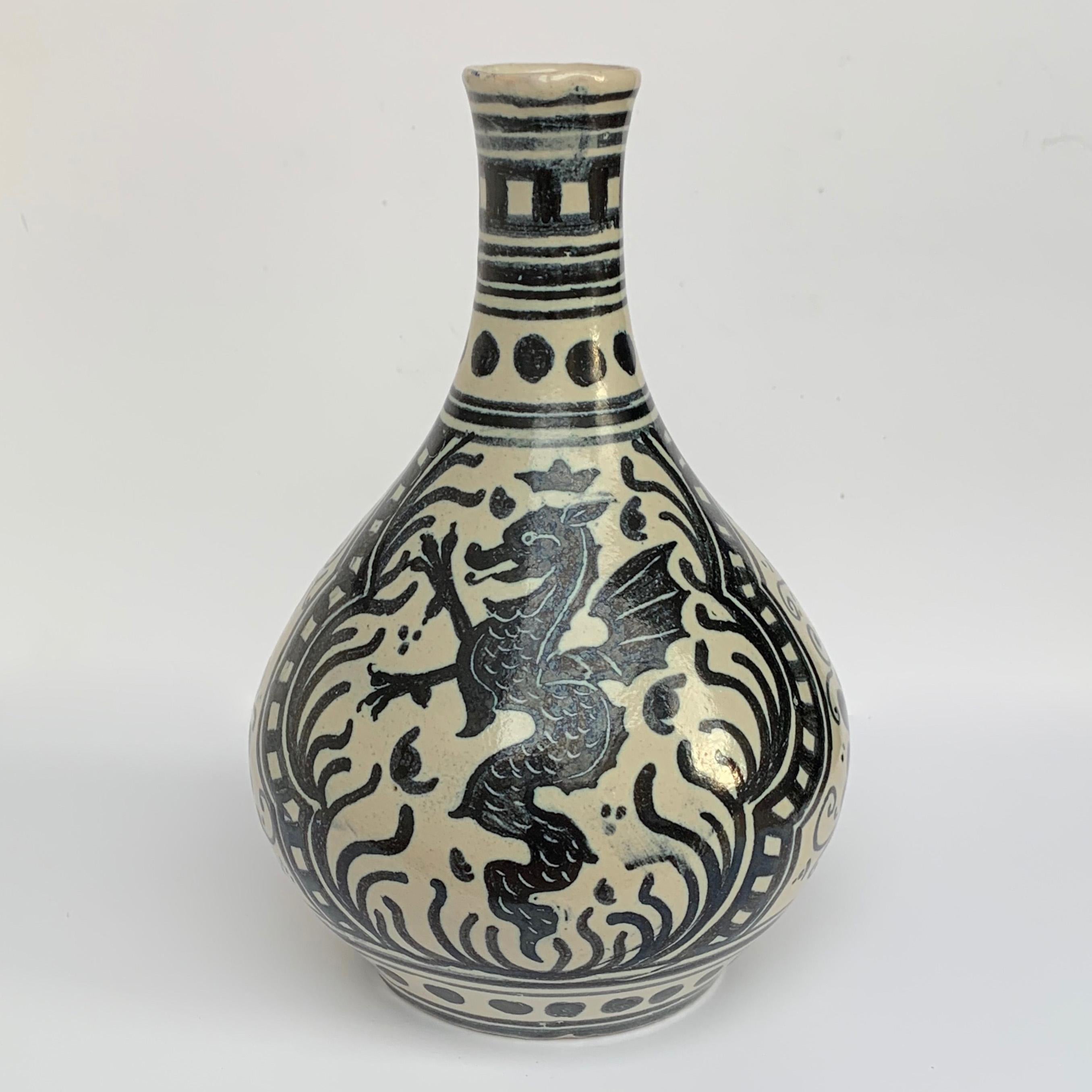 Céramique Deruta, vase en céramique peint à la main, figure d'un dragon, Italie, années 1960 en vente