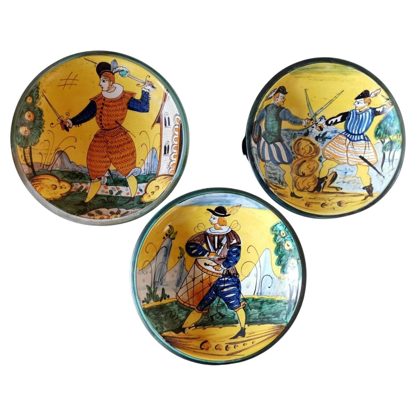 Deruta Italian Ceramic Set Three Hand Painted Wall Plates (Trois assiettes murales peintes à la main)