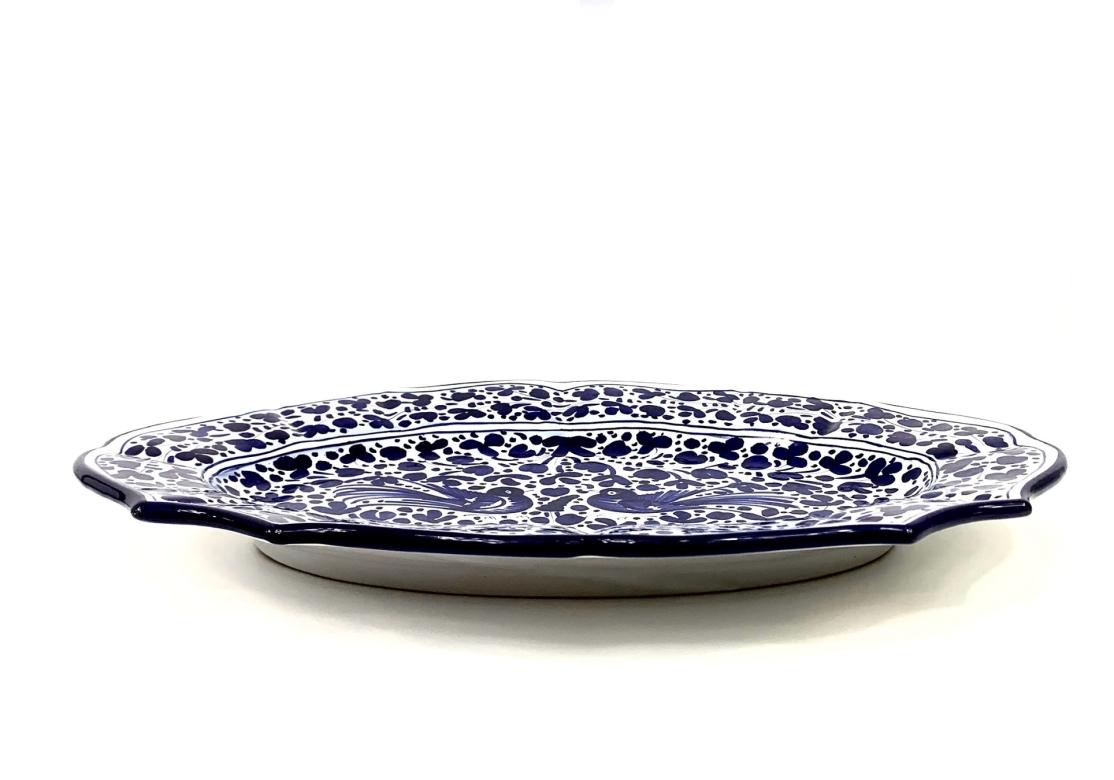 Provincial français Deruta Italie Grand plat en poterie peint à la main en vente