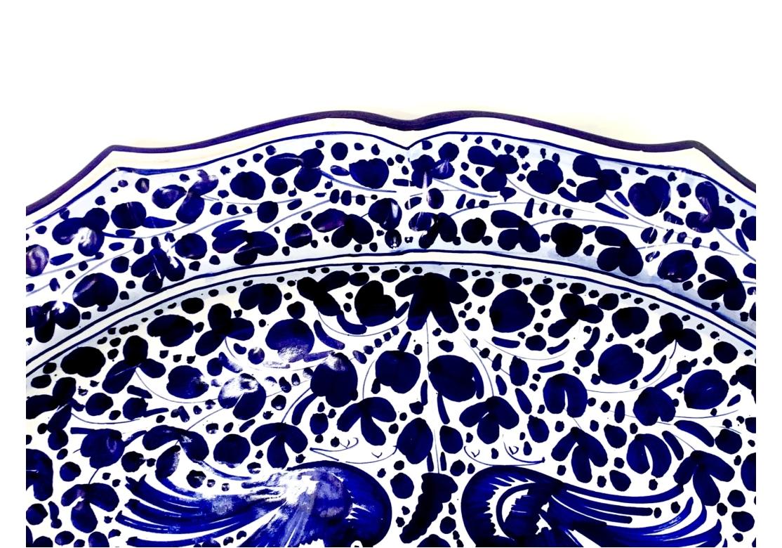 Deruta Italie Grand plat en poterie peint à la main en vente 1