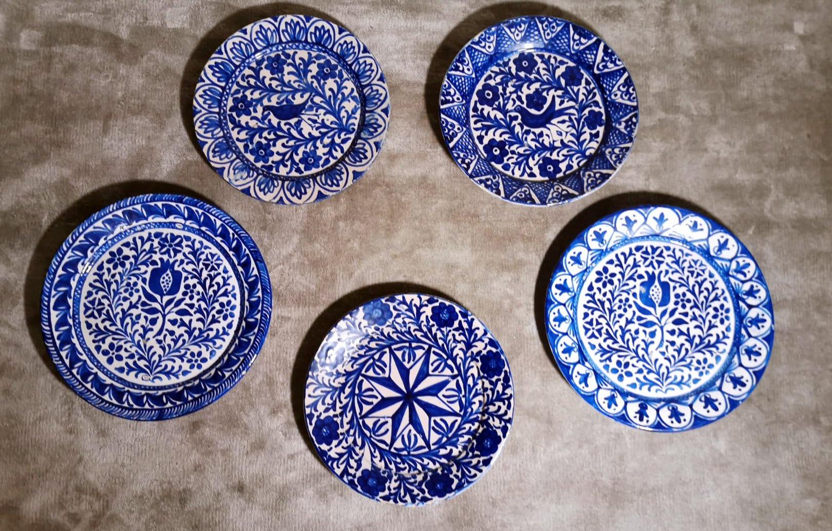 Néo-classique Deruta Italie - Ensemble de 5 assiettes en céramique avec décorations bleu cobalt en vente