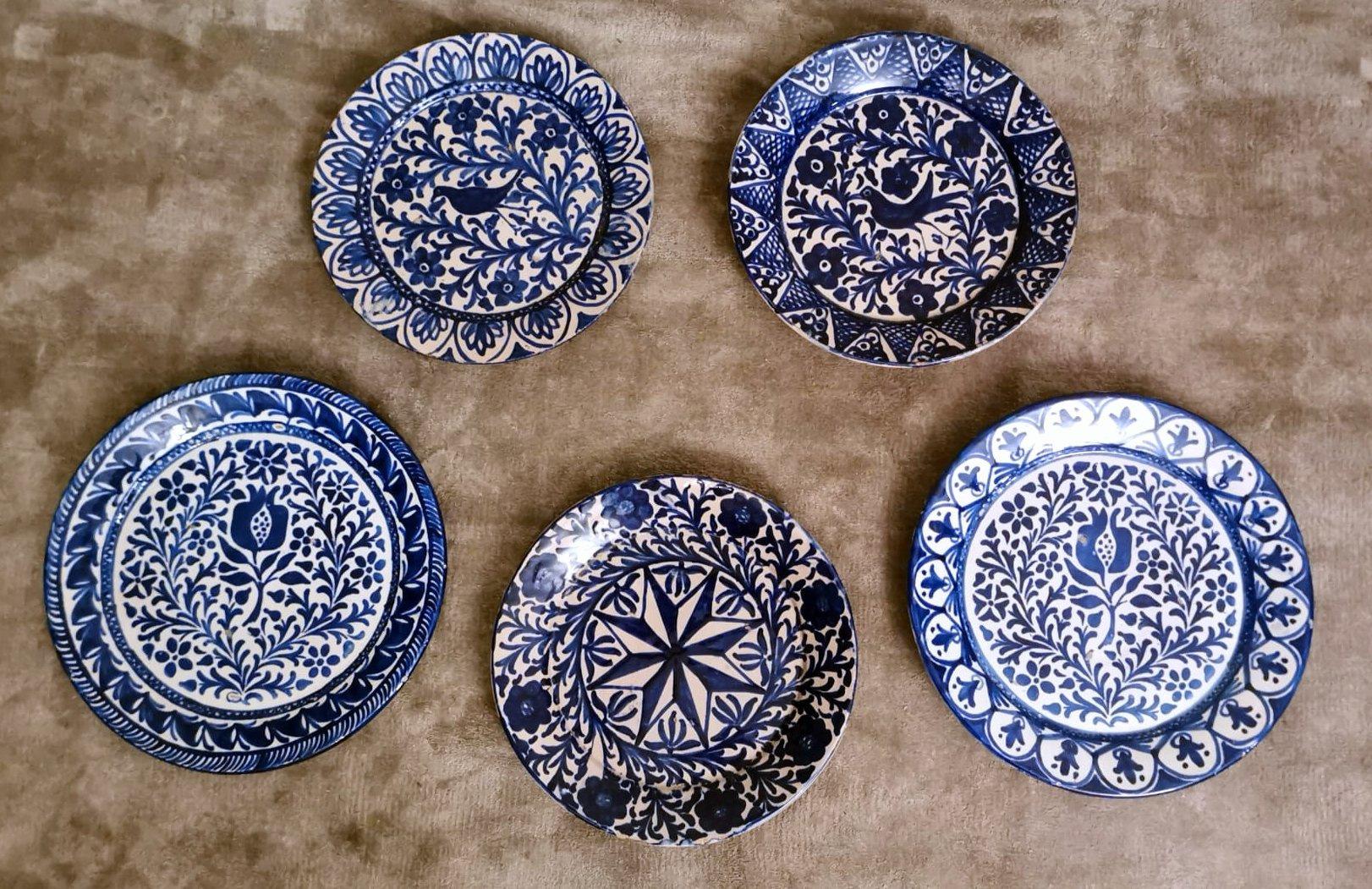 Ti invitiamo a leggere attentamente la descrizione che segue, che fornisce informazioni tecniche e storiche dettagliate per garantire l'autenticità dei nostri manufatti.
Questo set comprende cinque squisiti piatti in ceramica, decorati a mano con