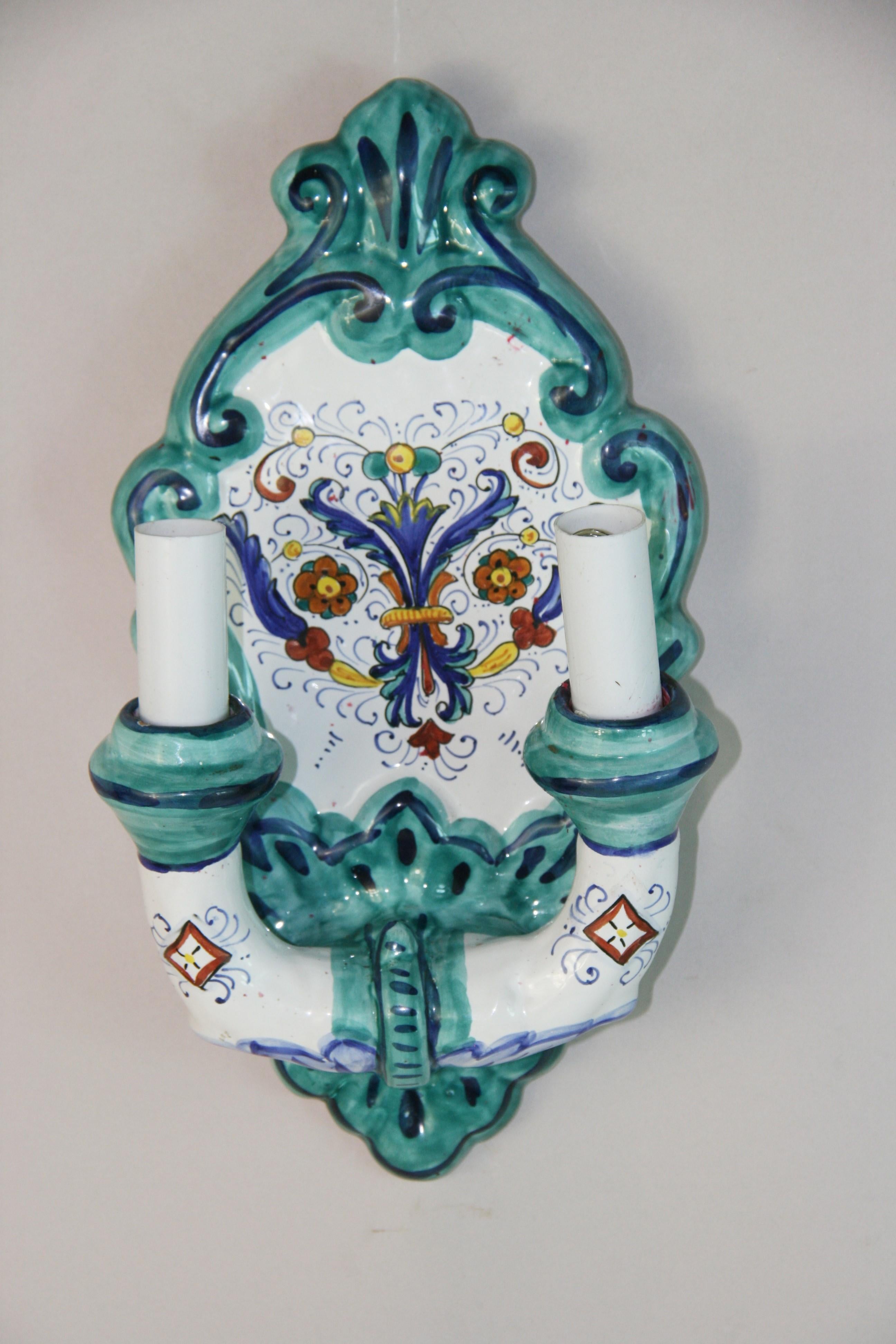 1835 Derutta italienne, applique simple à 2 lumières peinte à la main
Rewired
Tahes 2 ampoules de 60 watts max à culot candélabre