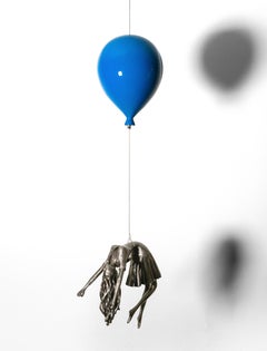 Abandon – Frau, figurativ, blauer Ballon, hängende Stahlskulptur