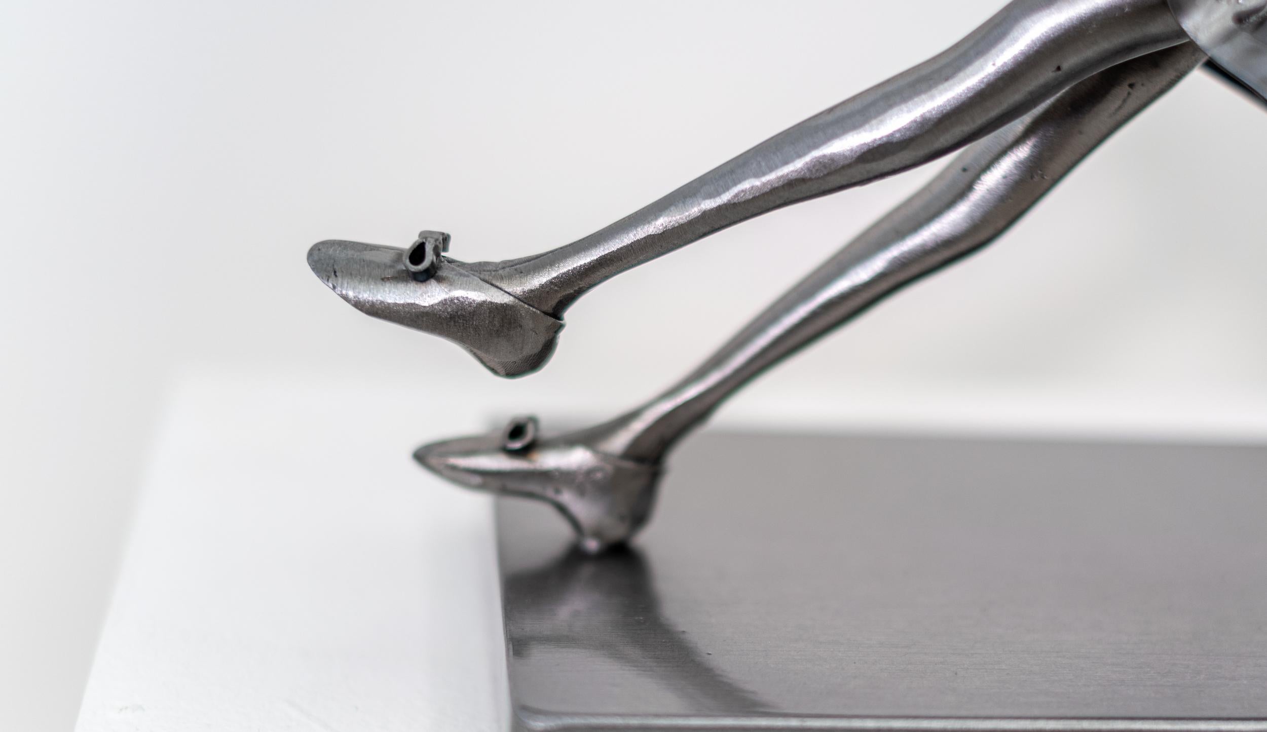 Carried Away - sculpture surréaliste, figurative, en acier et fibre de verre en vente 6