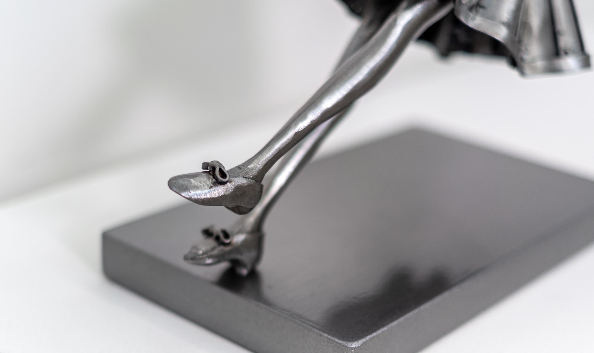 Carried Away - sculpture surréaliste, figurative, en acier et fibre de verre en vente 7