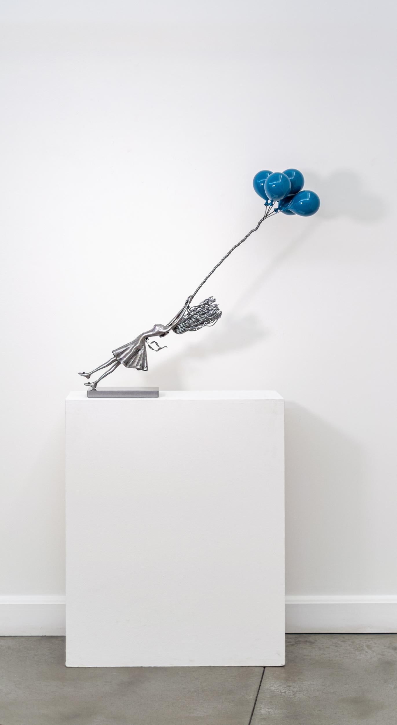 Carried Away - sculpture surréaliste, figurative, en acier et fibre de verre - Sculpture de Derya Ozparlak