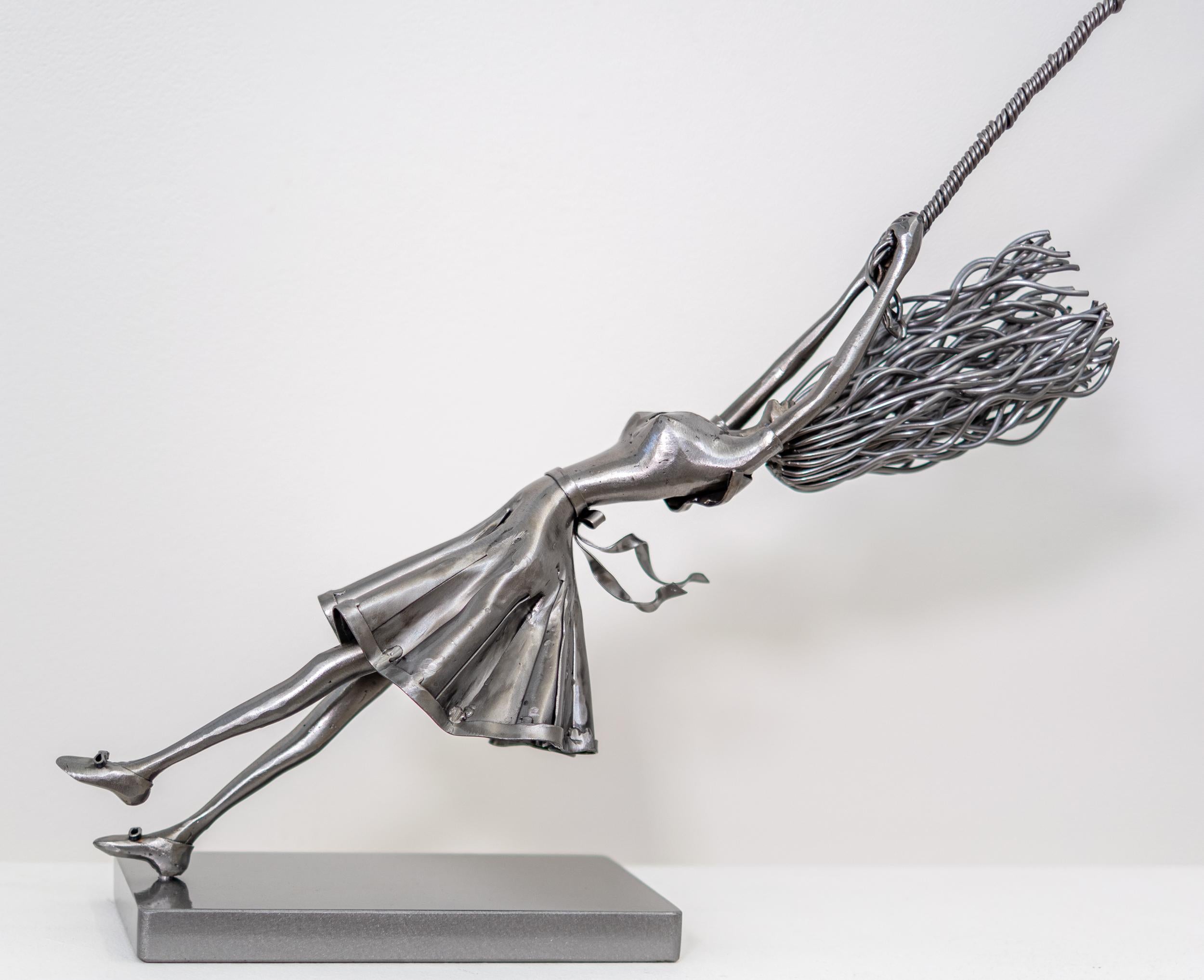 Cette sculpture d'intérieur figurative contemporaine d'une femme est forgée à la main en métal.

Les étonnantes sculptures en acier martelé à la main de l'artiste multidisciplinaire Derya Ozparlak, basée à Toronto, ont été exposées dans des