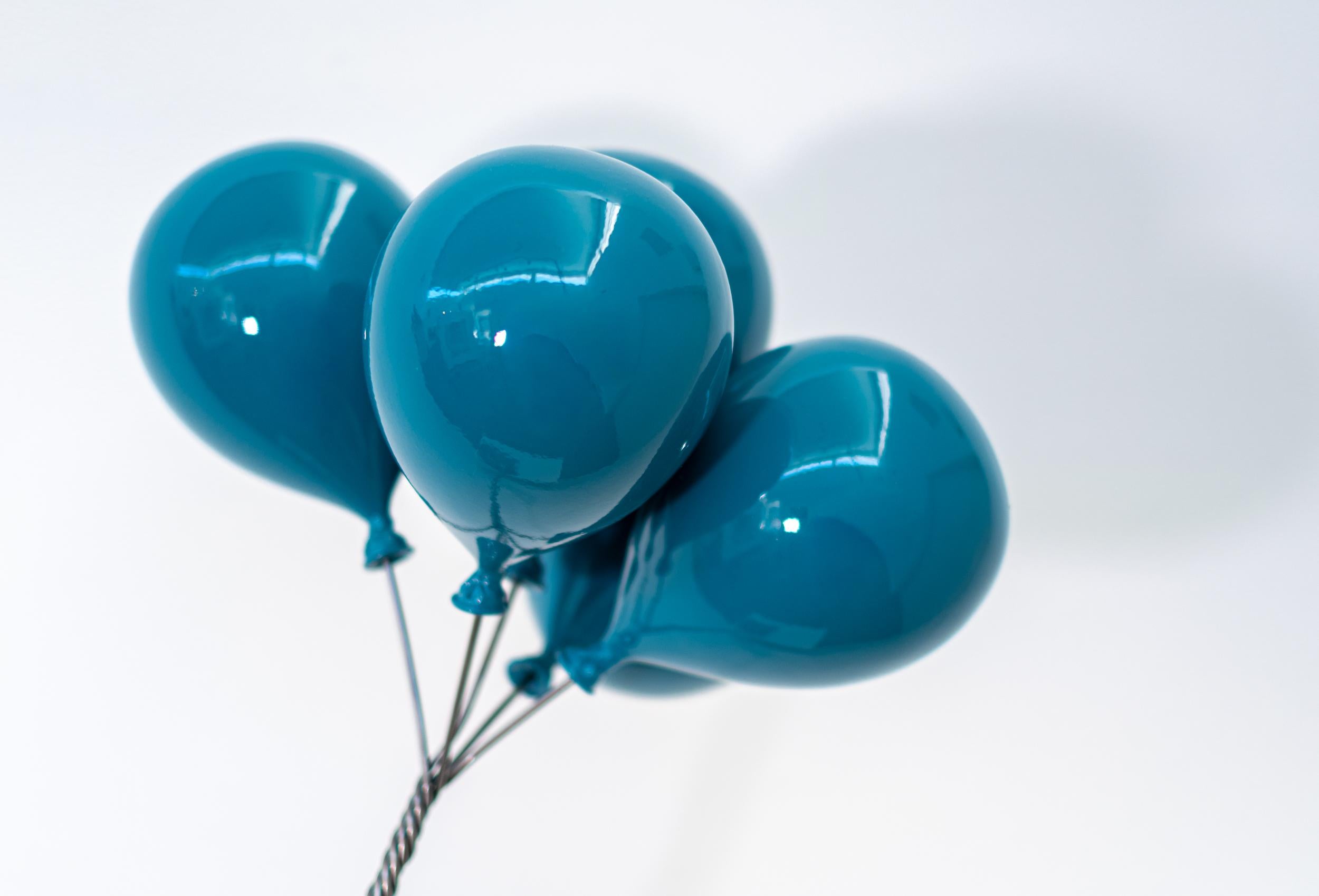 Clear Skies Ahead - sculpture surréaliste, figurative, en acier et fibre de verre en vente 6