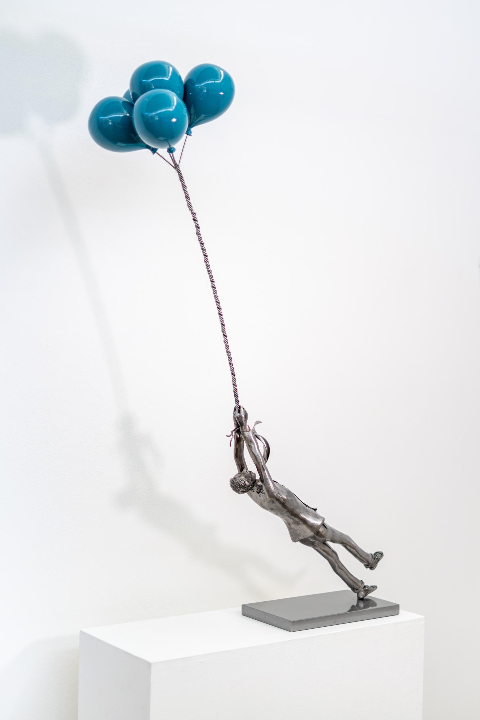 Clear Skies Ahead - sculpture surréaliste, figurative, en acier et fibre de verre - Contemporain Sculpture par Derya Ozparlak