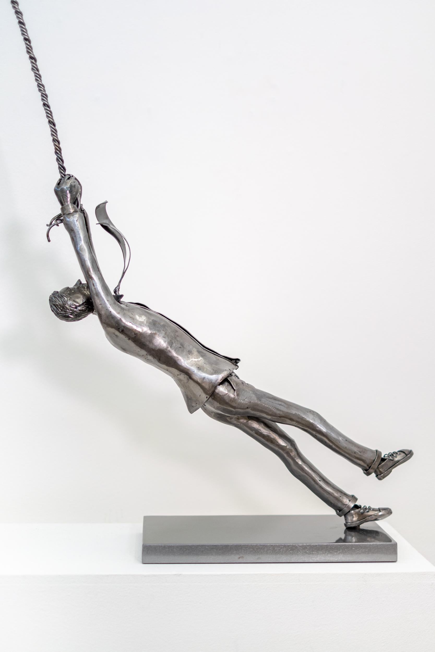 Cette sculpture d'intérieur figurative d'un homme est forgée à la main dans l'acier.

Les œuvres sculpturales d'une beauté unique de l'artiste multidisciplinaire Derya Ozparlak ont été exposées dans des collections au Canada et à l'étranger. L'œuvre