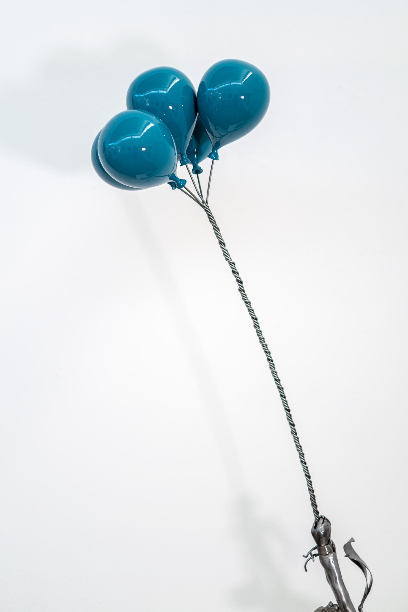 Clear Skies Ahead - sculpture surréaliste, figurative, en acier et fibre de verre en vente 1