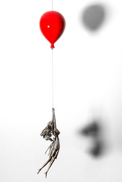 Let it Go – figurative, rote Ballon-Skulptur, weibliche, handgehämmerte Stahlskulptur