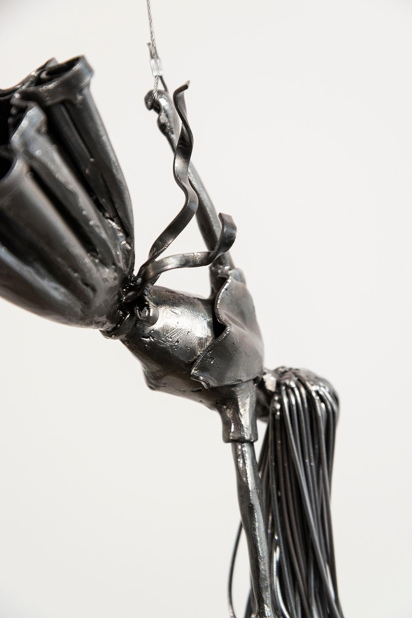Navigating Norms - zeitgenössische, weibliche, figurative, hängende Stahlskulptur im Angebot 7