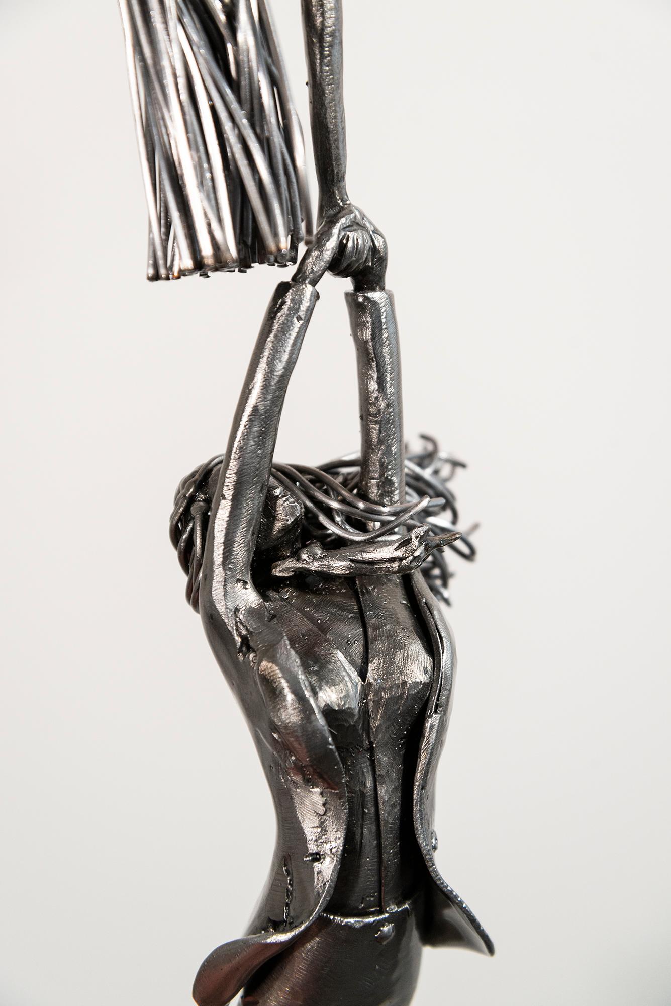 Navigating Norms - zeitgenössische, weibliche, figurative, hängende Stahlskulptur (Zeitgenössisch), Sculpture, von Derya Ozparlak