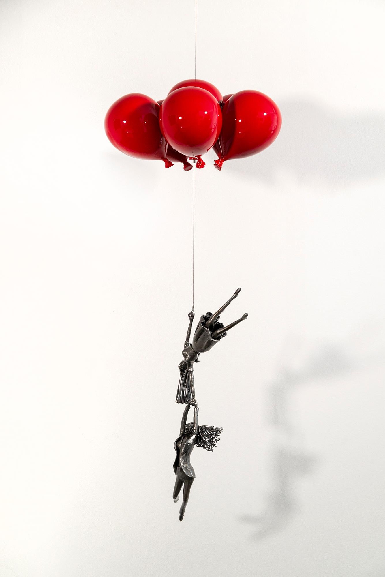 Diese figurative Stahlskulptur für den Innenbereich stellt kulturelle Normen über Frauen in Frage.

Die fein detaillierten, provokativen Skulpturen von Derya Ozparlak haben ihr einen einzigartigen Platz in der Welt der Bildhauerkunst gesichert. Ihre