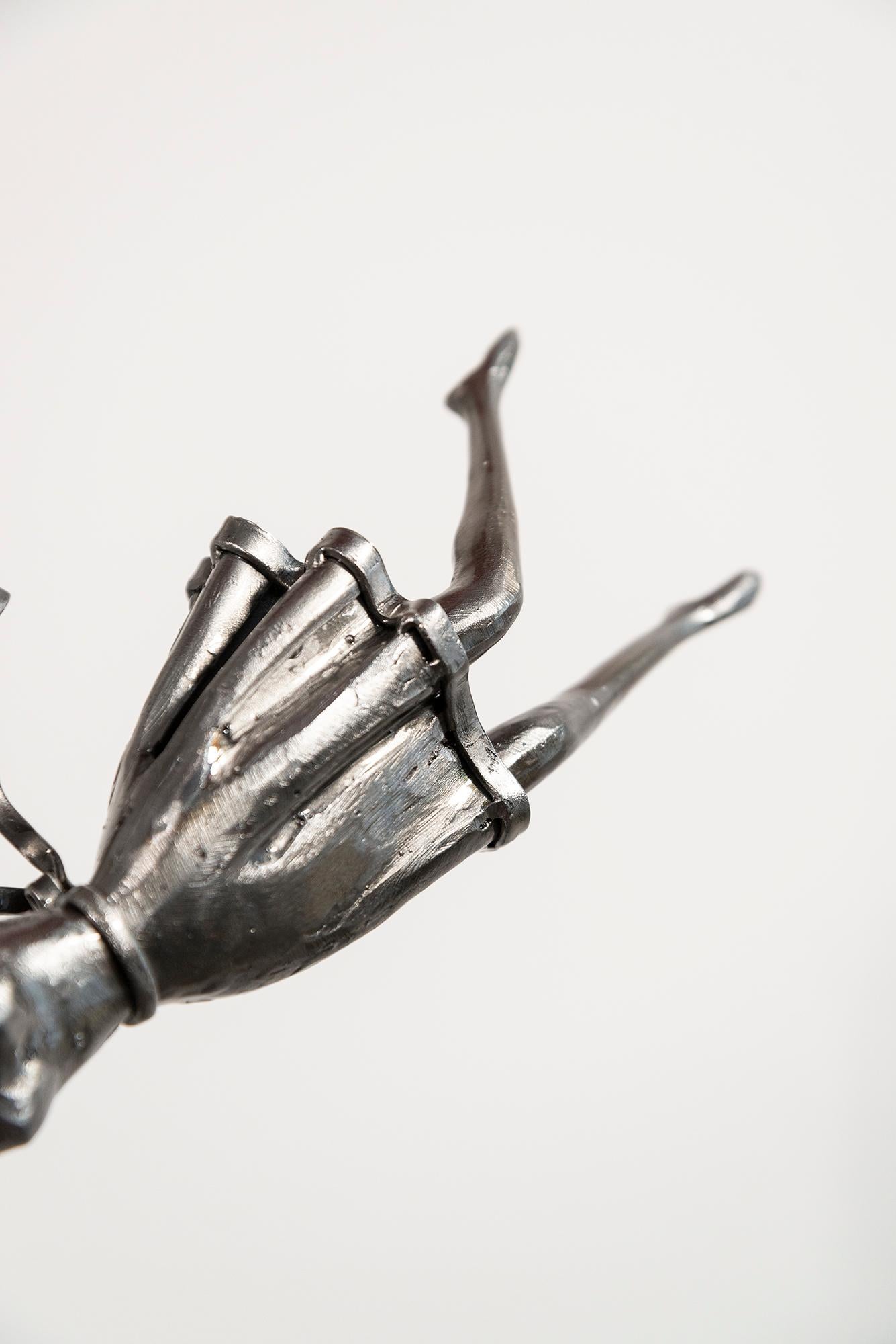 Navigating Norms - zeitgenössische, weibliche, figurative, hängende Stahlskulptur im Angebot 5