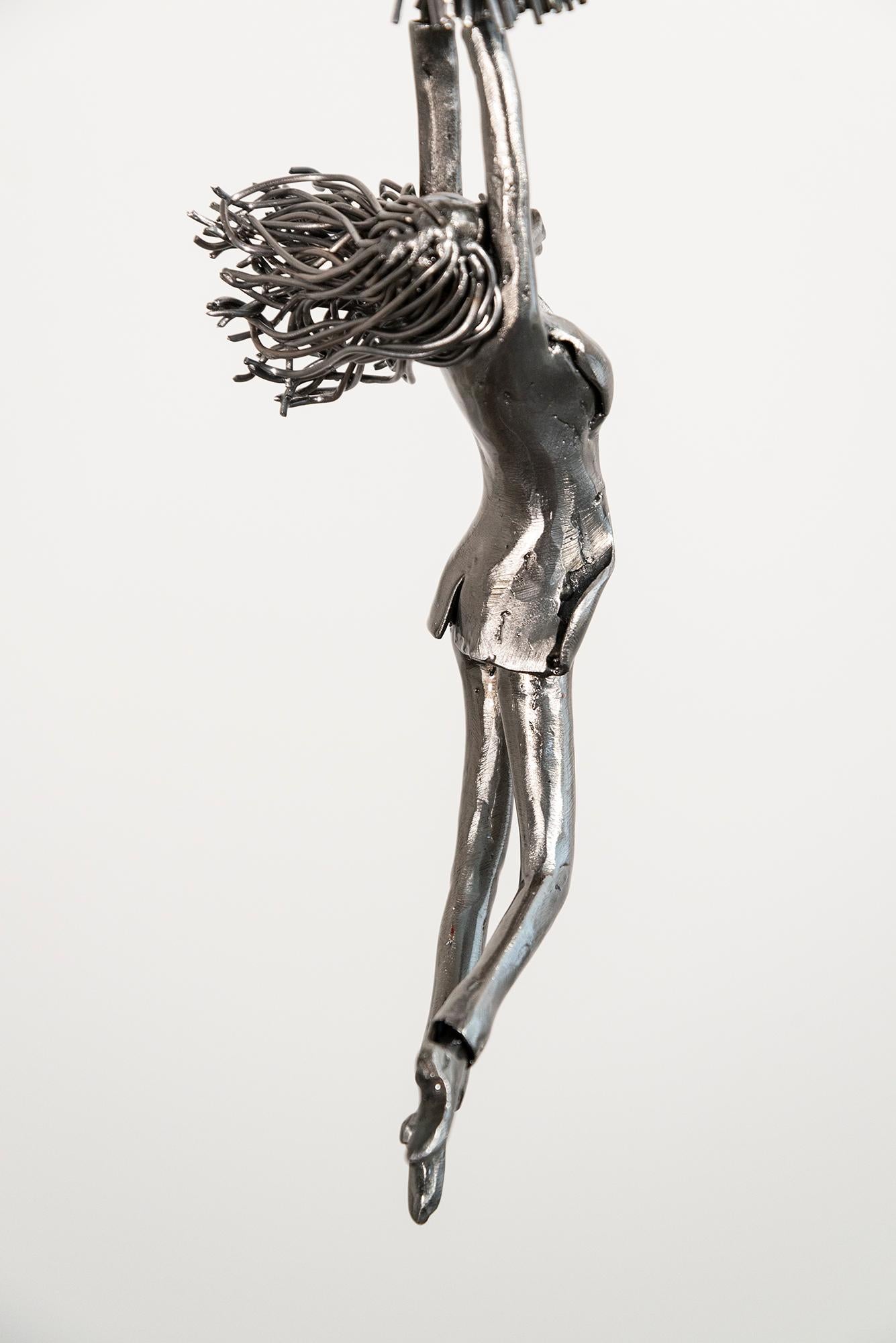 Navigating Norms - zeitgenössische, weibliche, figurative, hängende Stahlskulptur im Angebot 6