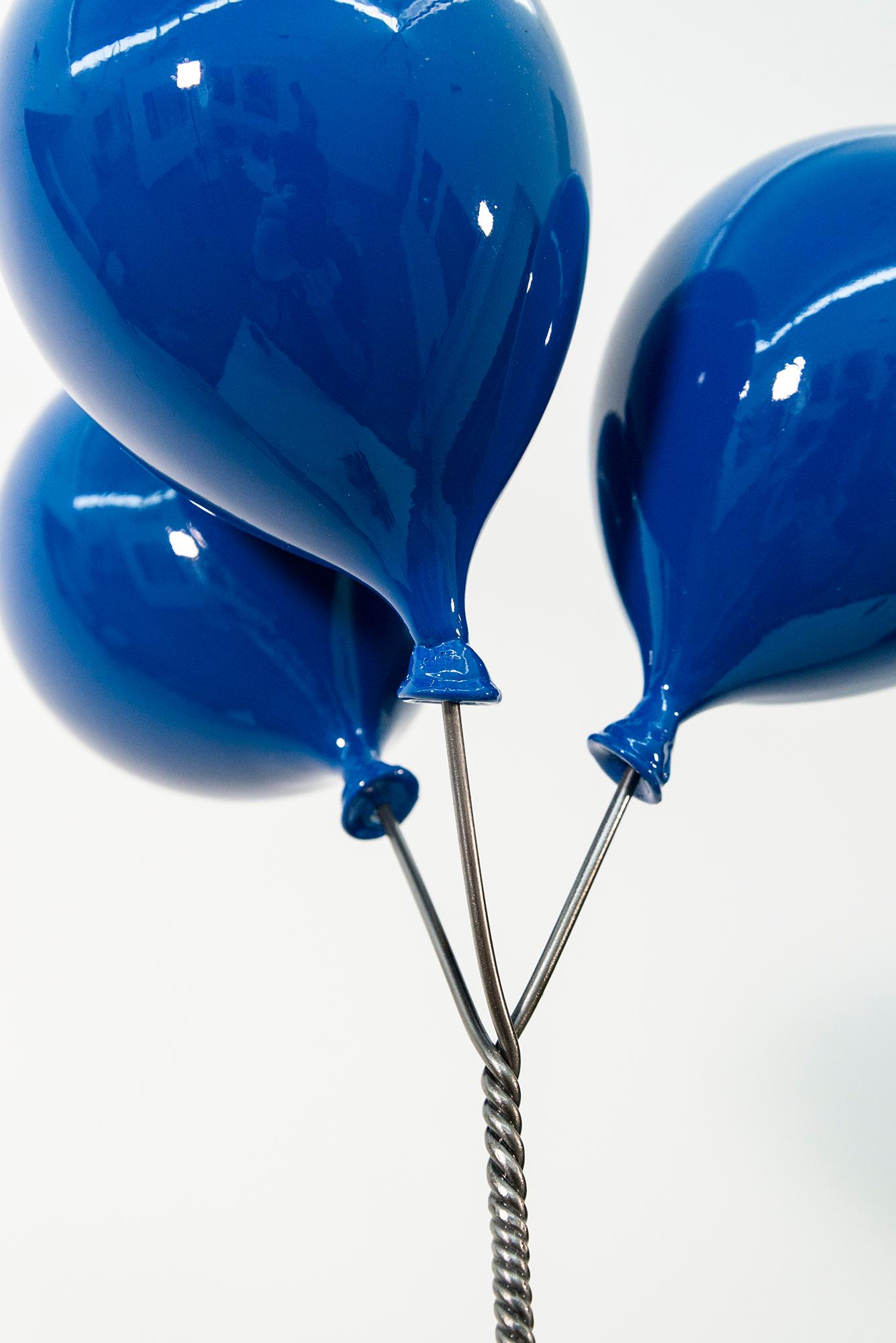 One Way Ticket Please (blaue Luftballons) - figurativ, Stahlskulptur im Angebot 9