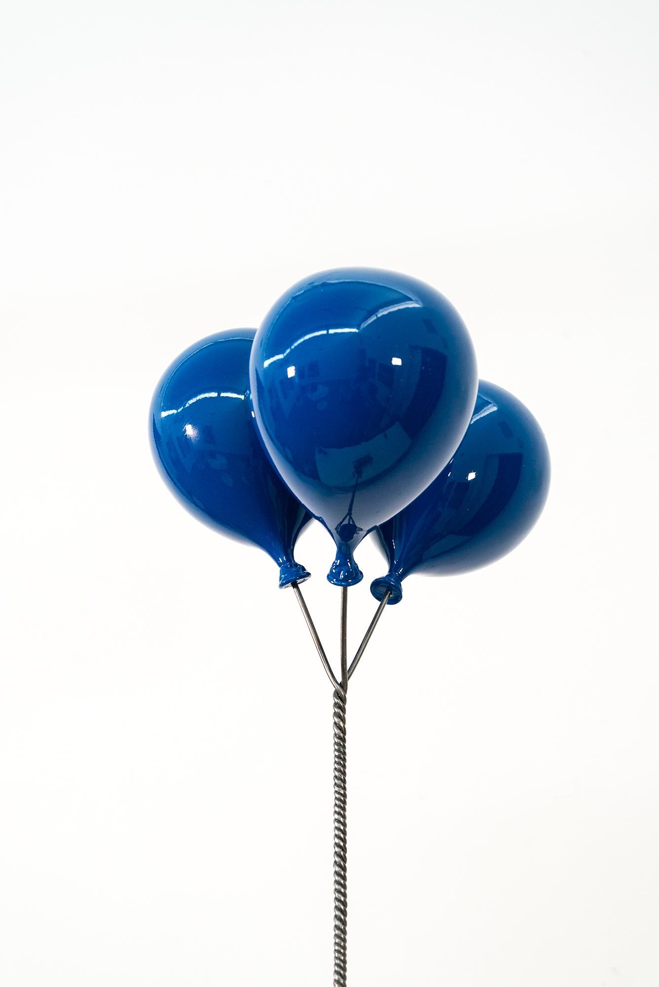One Way Ticket Please (blaue Luftballons) - figurativ, Stahlskulptur im Angebot 3