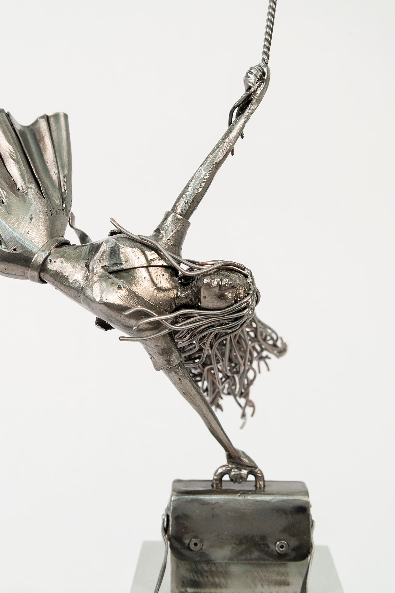 One Way Ticket Please (rote Luftballons) - figurativ, Stahlskulptur im Angebot 7