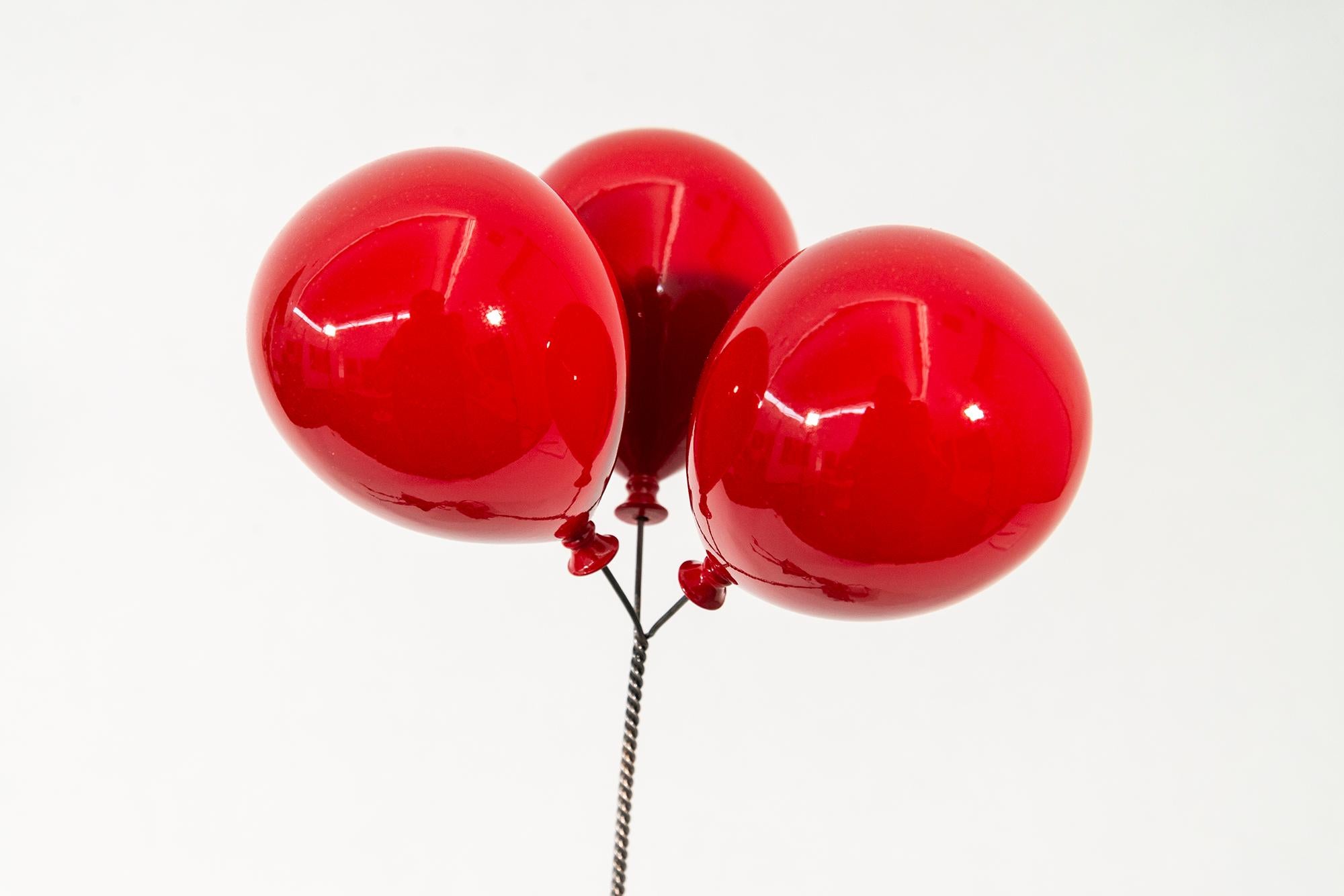 One Way Ticket Please (rote Luftballons) - figurativ, Stahlskulptur im Angebot 10