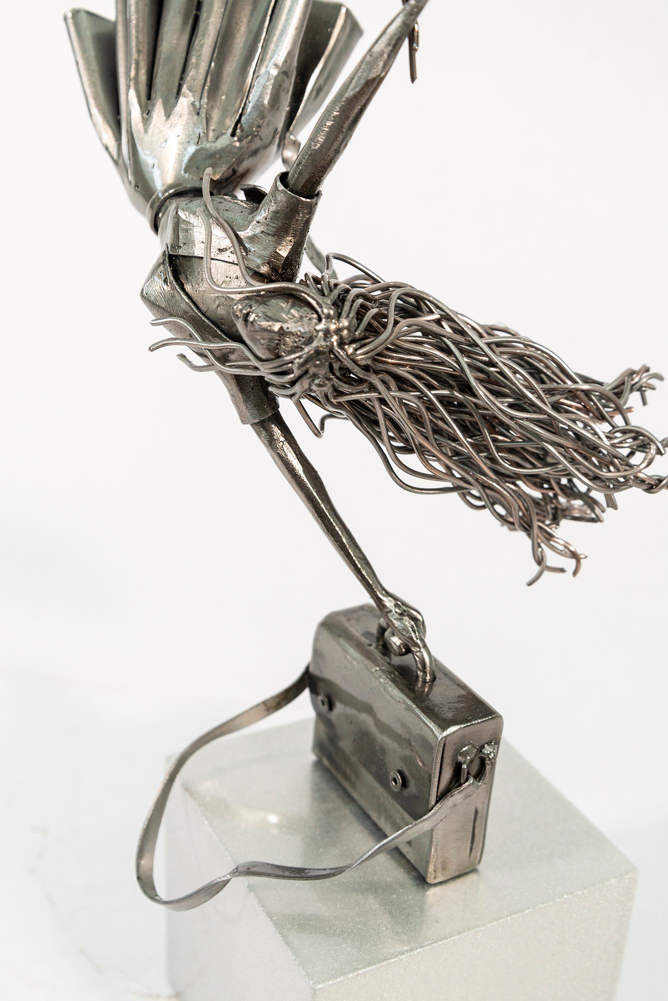 One Way Ticket Please (rote Luftballons) - figurativ, Stahlskulptur im Angebot 11