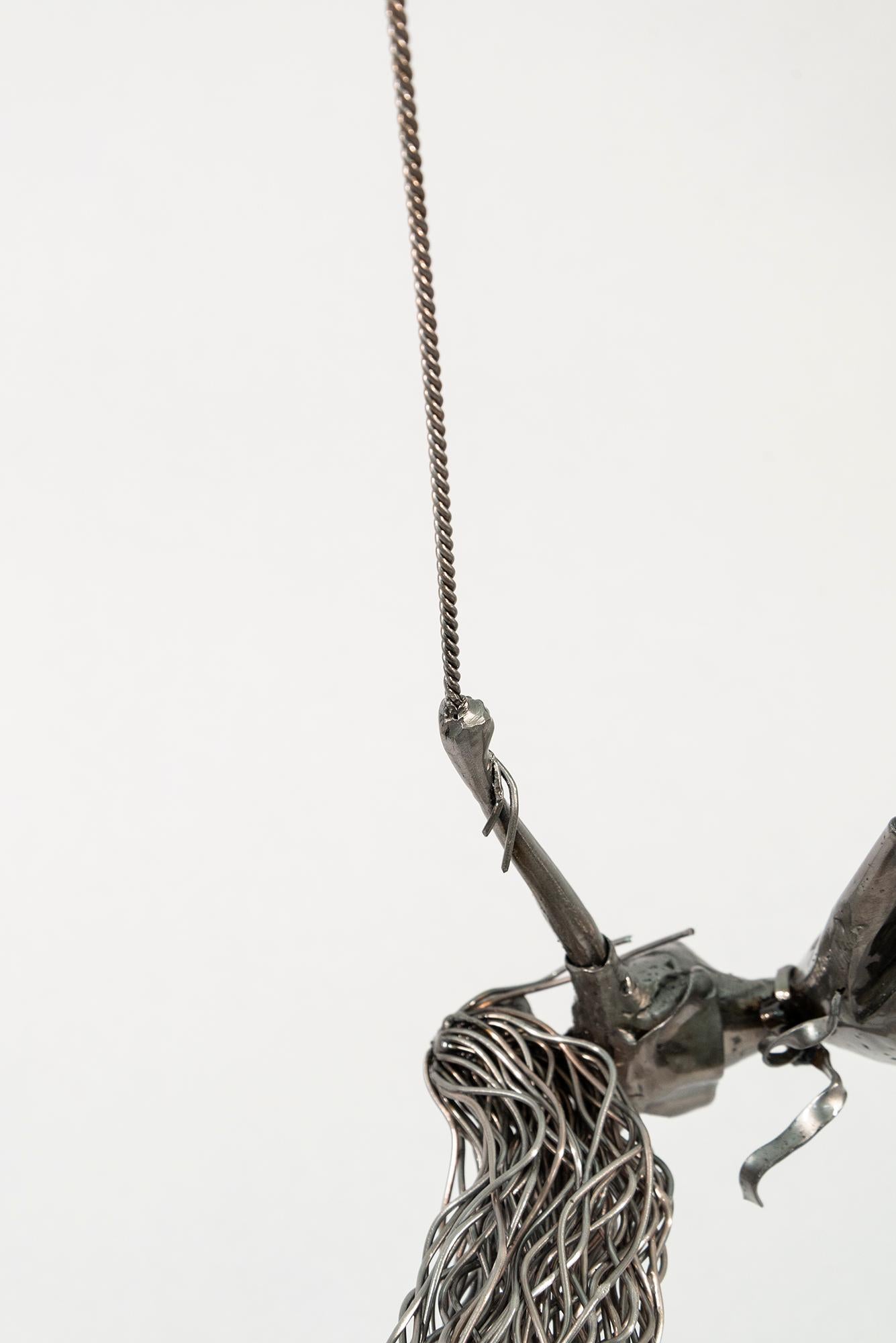 One Way Ticket Please (rote Luftballons) - figurativ, Stahlskulptur im Angebot 4