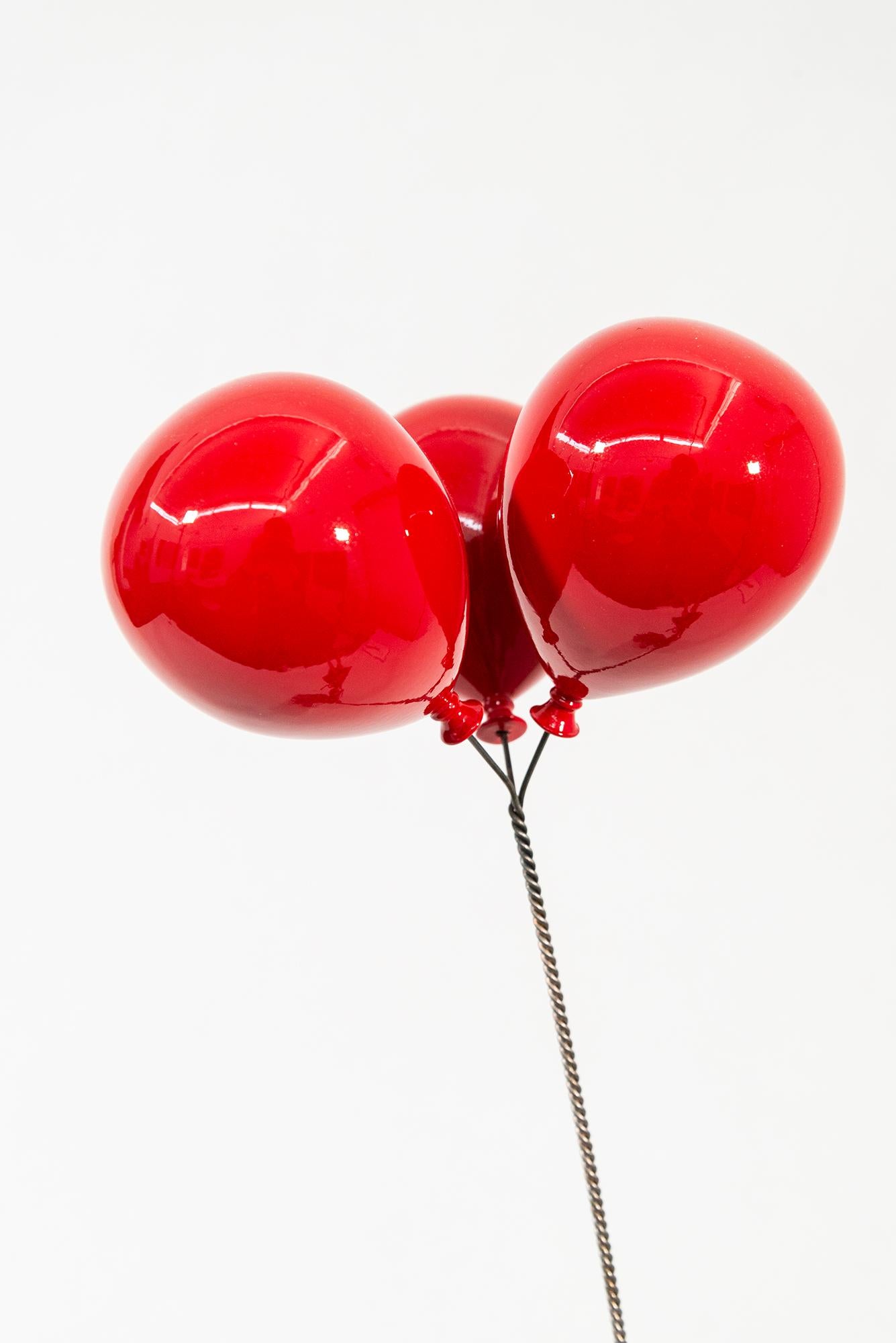 One Way Ticket Please (rote Luftballons) - figurativ, Stahlskulptur im Angebot 5