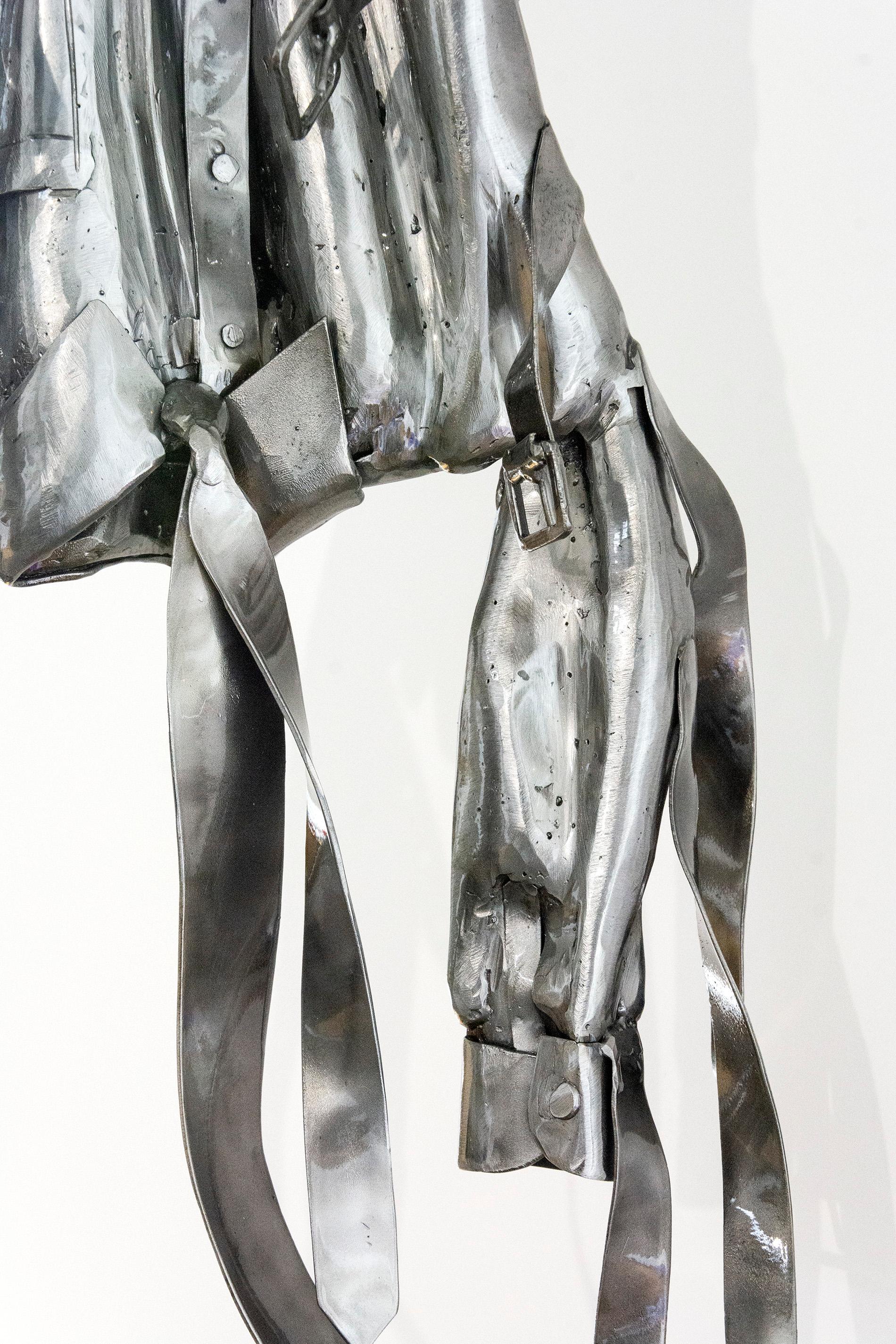 La mise à jour - Gris Figurative Sculpture par Derya Ozparlak