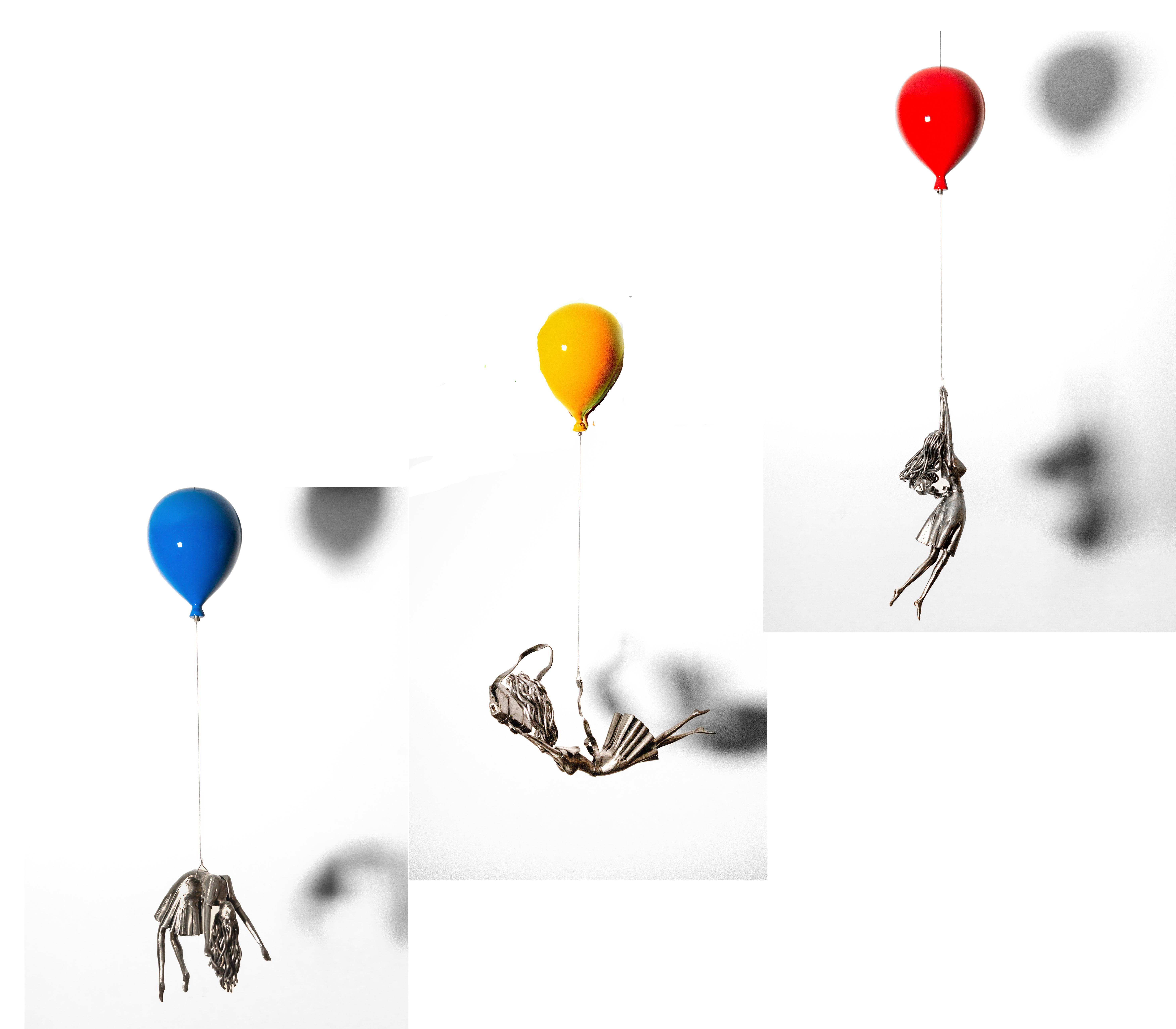 Figurative Sculpture di Derya Ozparlak - Trio di sculture femminili, figurative, in acciaio sospese su palloncino