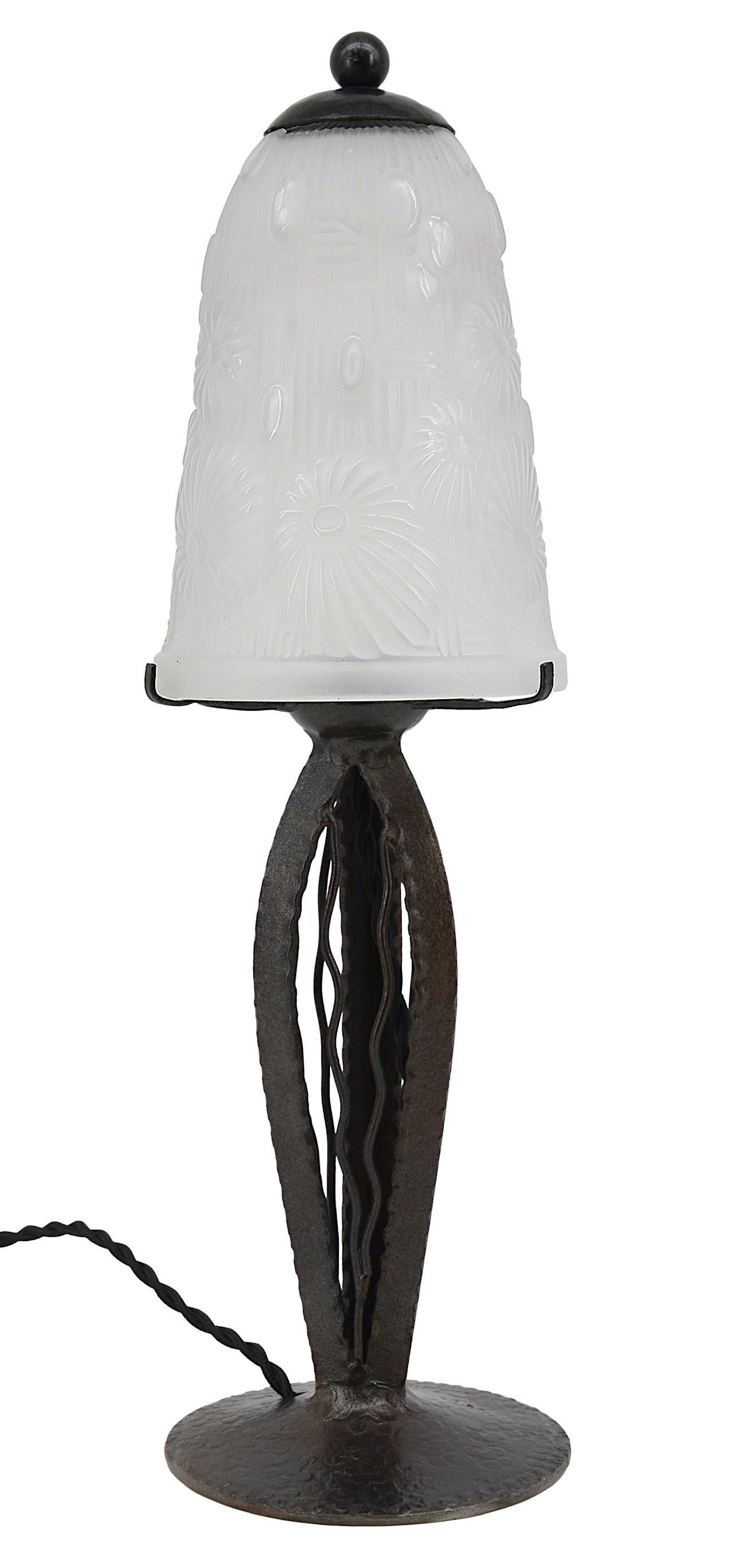 Lampe de table Art déco de la Verrerie Des Hanots, France, années 1920. Abat-jour en verre givré blanc avec un motif floral stylisé. Base en fer forgé. Hauteur : 14