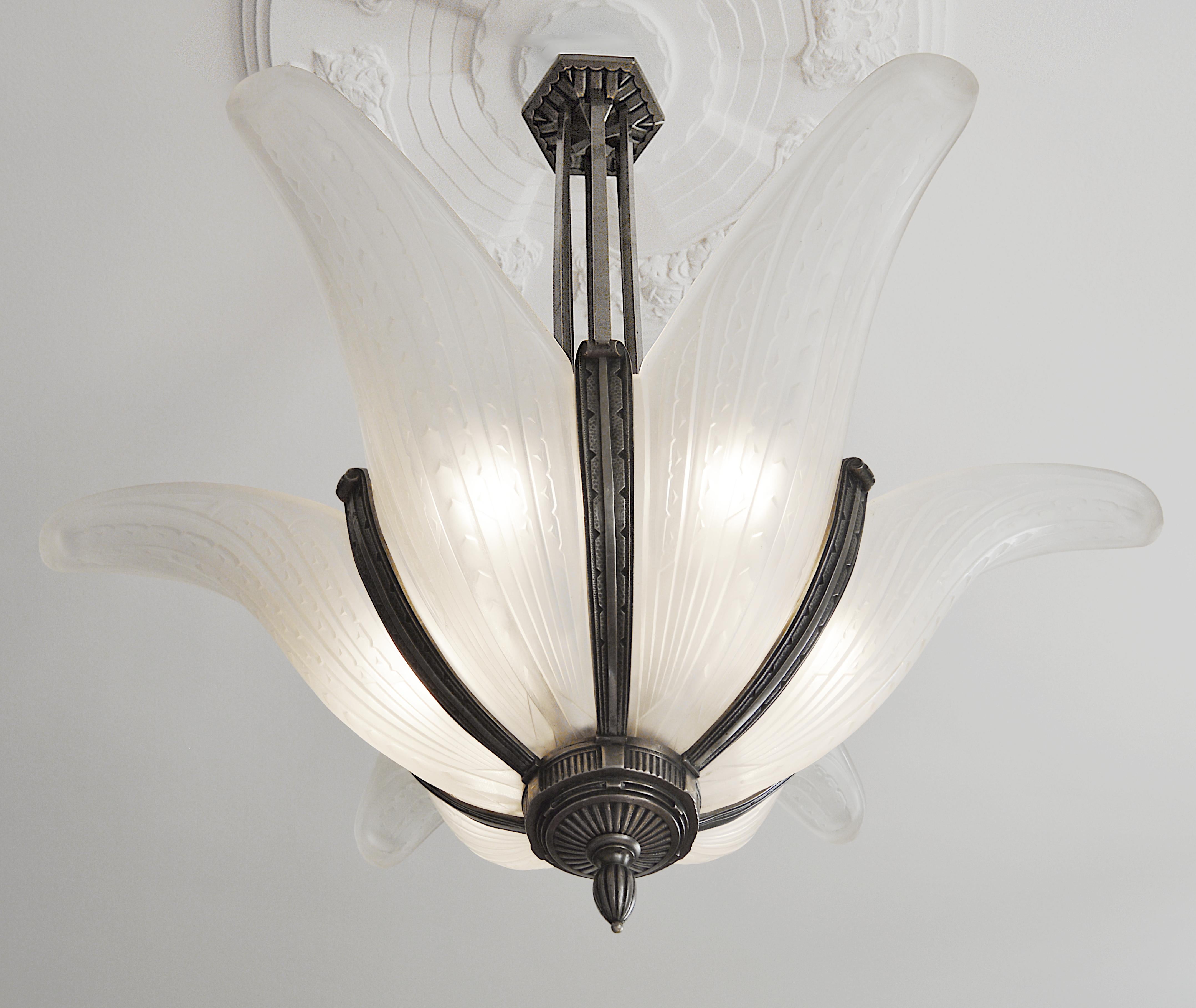 Early 20th Century Des Hanots Large French Art Deco Chandelier, 1920s