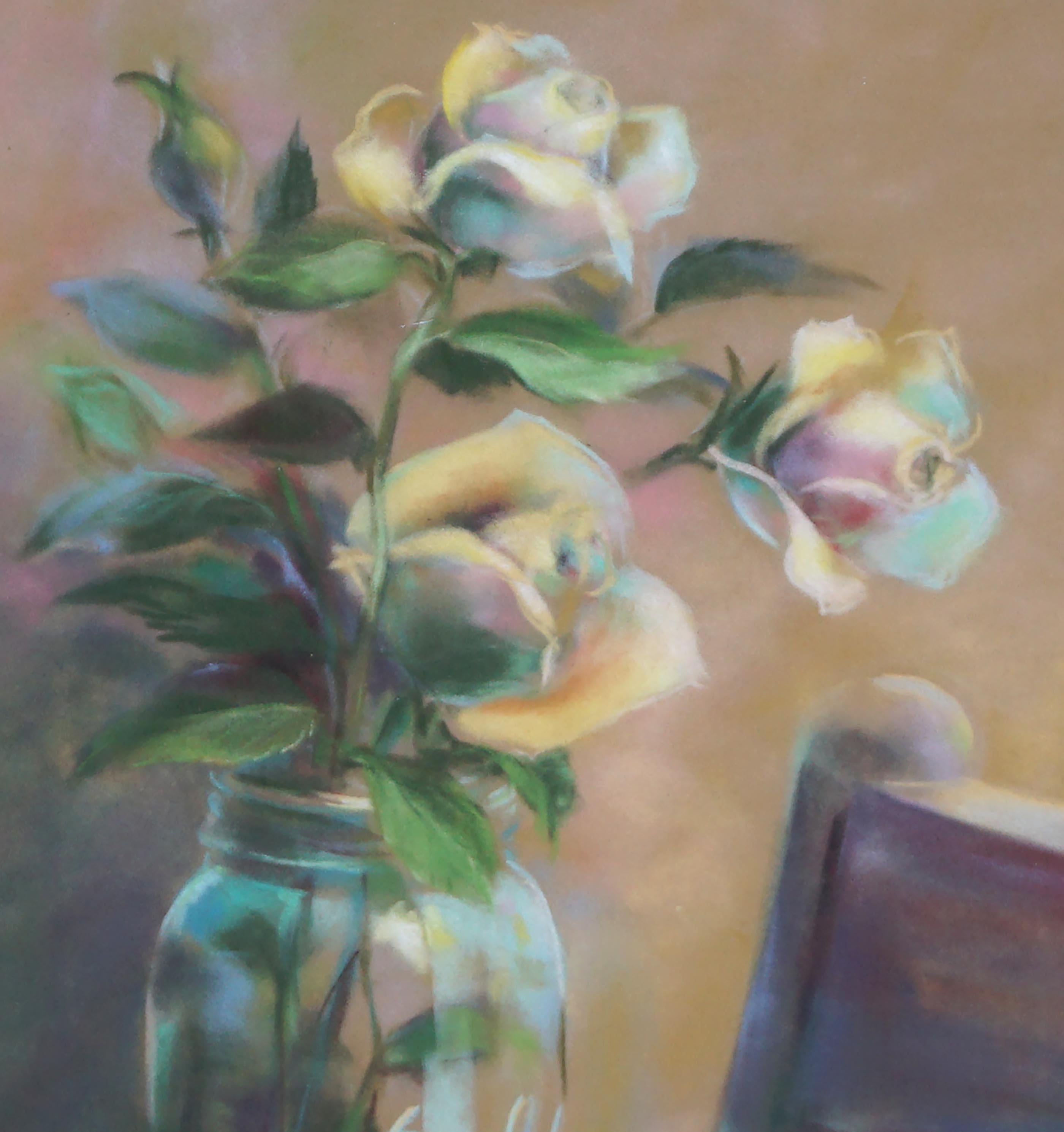 Rosa en tarro de bolas, bodegón floral pastel vintage - Painting Impresionista de Des Matthews