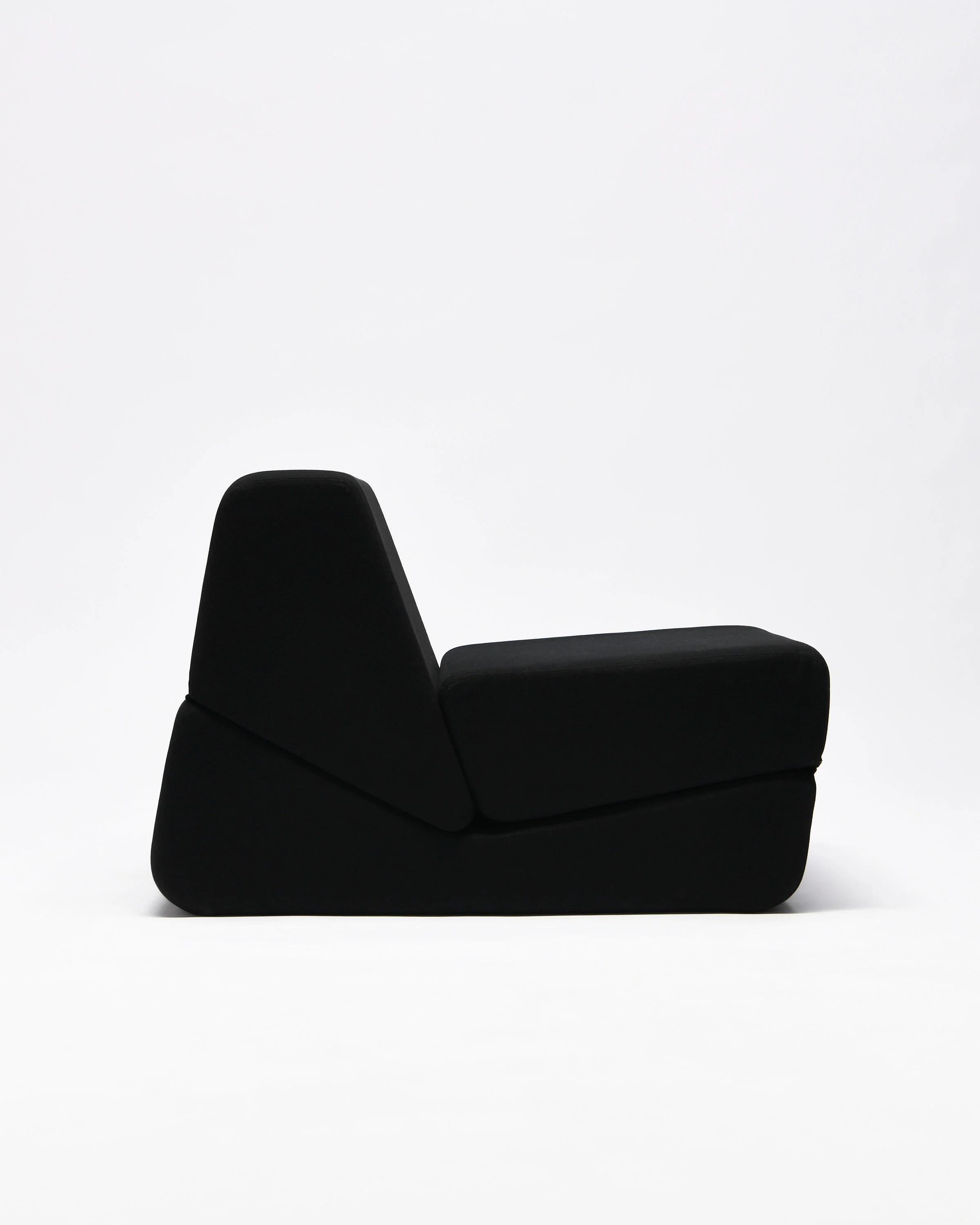 Jonathan de Pas, Donato D'Urbino et Paolo Lomazzi ont créé le DDL Studio à Milan en 1966, en se concentrant sur l'architecture, le développement urbain et le design industriel.

La chaise se compose de trois blocs géométriques de forme irrégulière