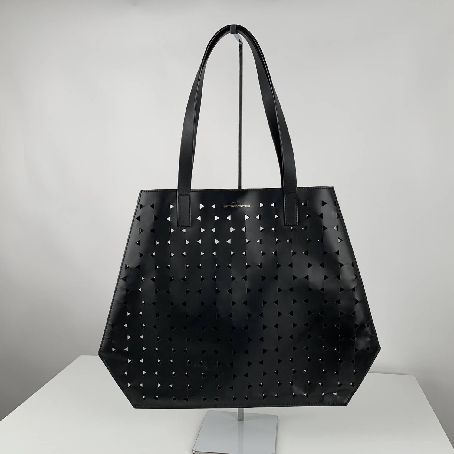 MATERIAL: Vinyl COLOR: Black MODEL: Tote GENDER: Women SIZE: Medium Condition CONDITION DETAILS: B :GOOD CONDITION - Some light wear of use - Minimal scratches due to normal use Measurements MEASUREMENTS: BAG HEIGHT: 13.75 inches - 35 cm BAG LENGTH: