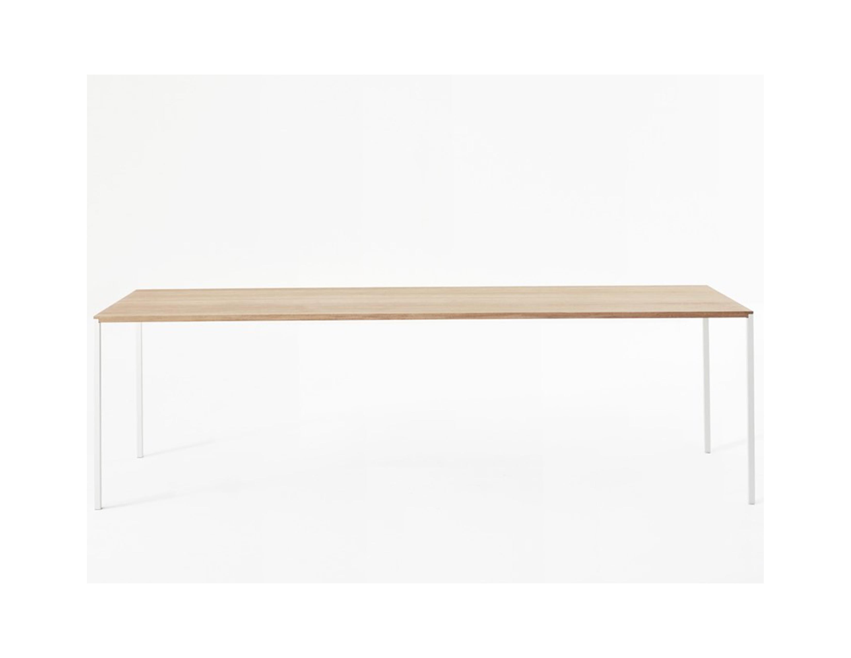 25
Metrica (Bruno Fattorini - Robin Rizzini) · 2011
An archetype table, 25 takes its name from the minimum thickness of the top and leg, precisely 25 mm. The absolute essence of the Avant-Garde, 25 won the 2014 Compasso d'Oro design award for 
