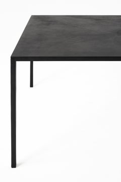 Mesa Desalto "25" de roble grafito by Metrica, Bruno Fattorini, Robin Rizzini