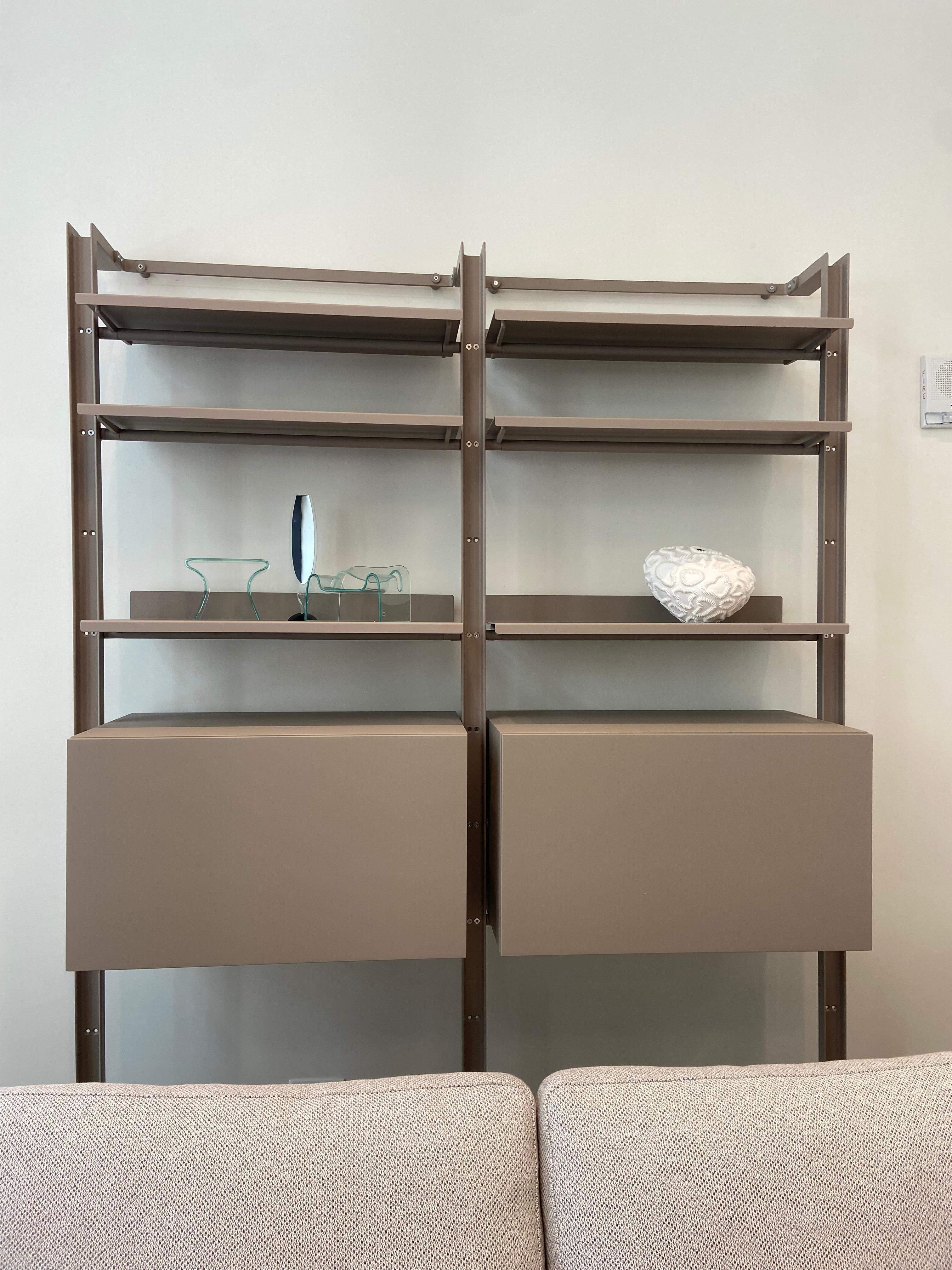 ARMIDA UPRIGHT 228H - B41 tortora
ARMIDA WALL FIXING 70 WIDE - B41 tortora
ARMIDA SHELF PLATE 70CM - B41 tortora
Armida
Caronni + Bonanomi · 1997
Geometric purity and simple lines in this bookcase standing on bare, light steel uprights which
