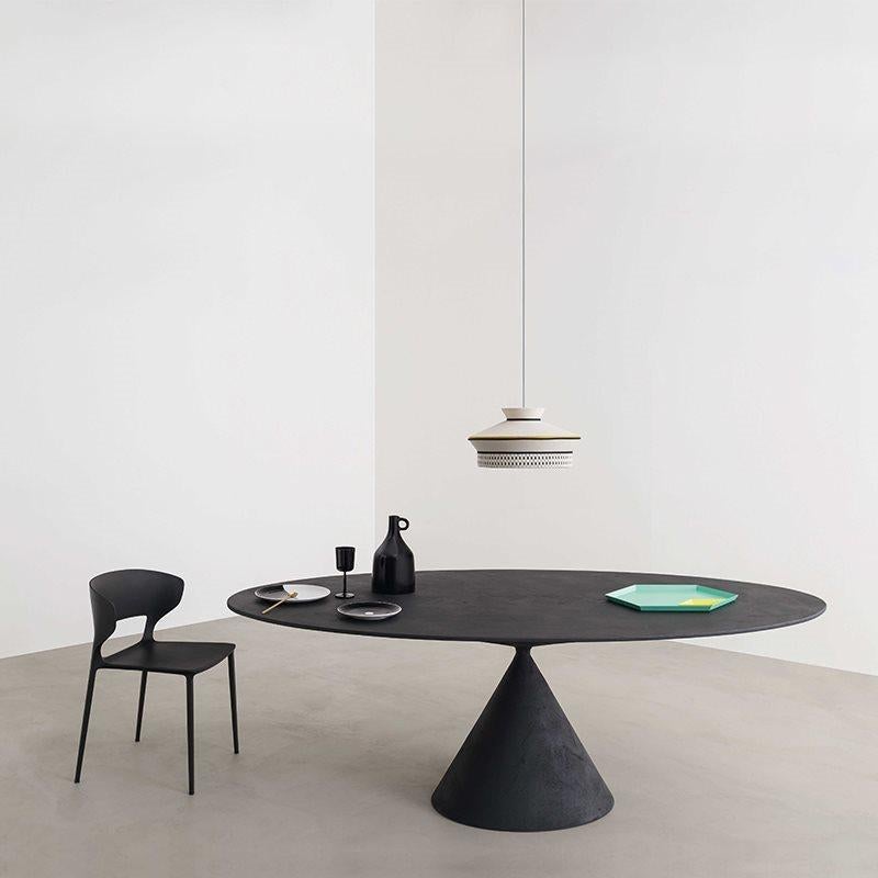 Clay indoor table
Measures: 218 x 120 oval
Base and top: LAVA D67 (black)
More than a table, a sculpture, a perfect union of beauty and harmonious proportions. Presented at the 2015 Milan Furniture Fair and winner of different awards: Iconic