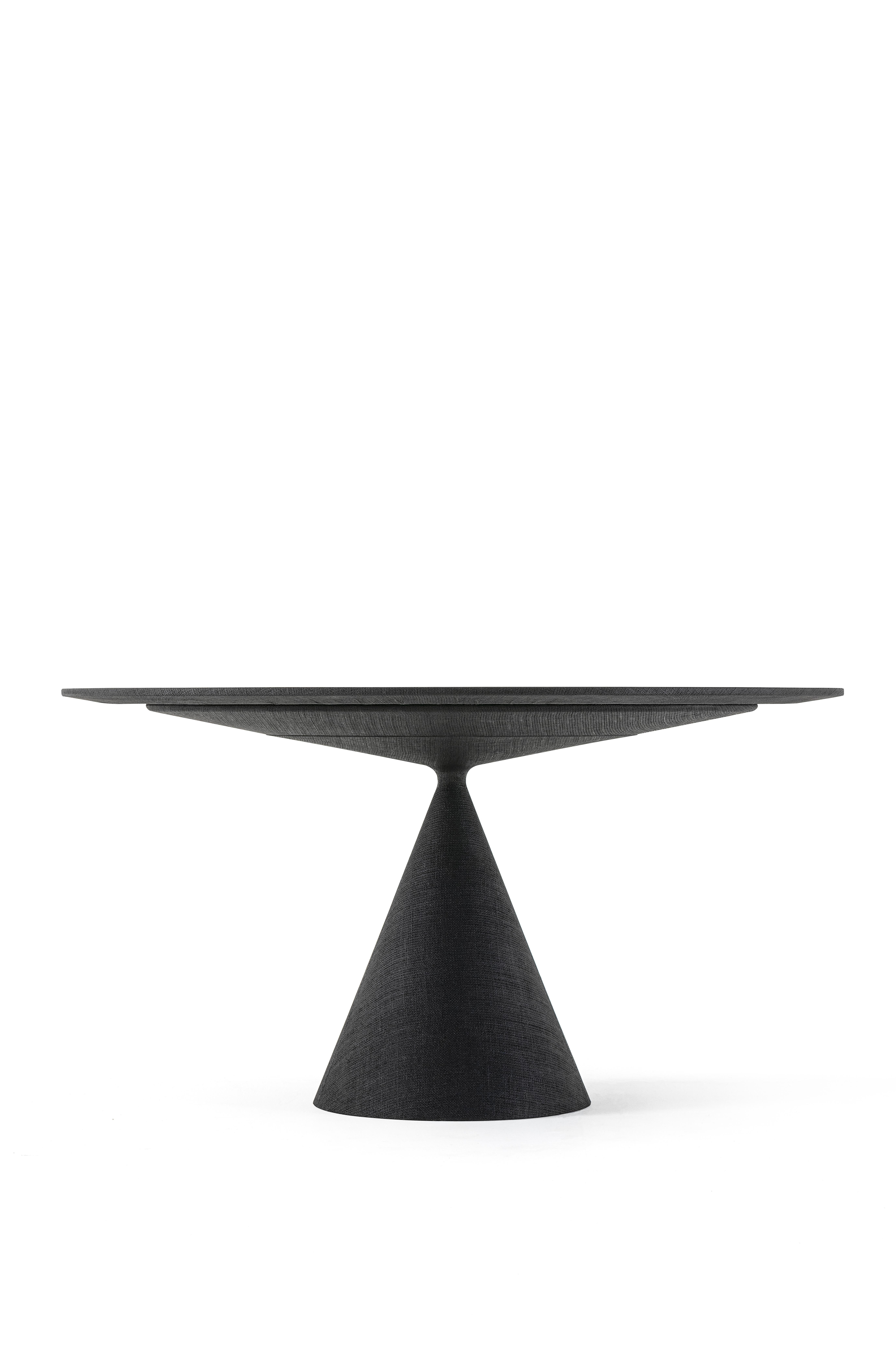 Une table capable d'exprimer la synthèse parfaite entre sculpture et proportions, harmonie du design et artisanat de haut niveau. Clay est une table à l'esthétique pure, capable de communiquer une personnalité où que vous décidiez de la placer :