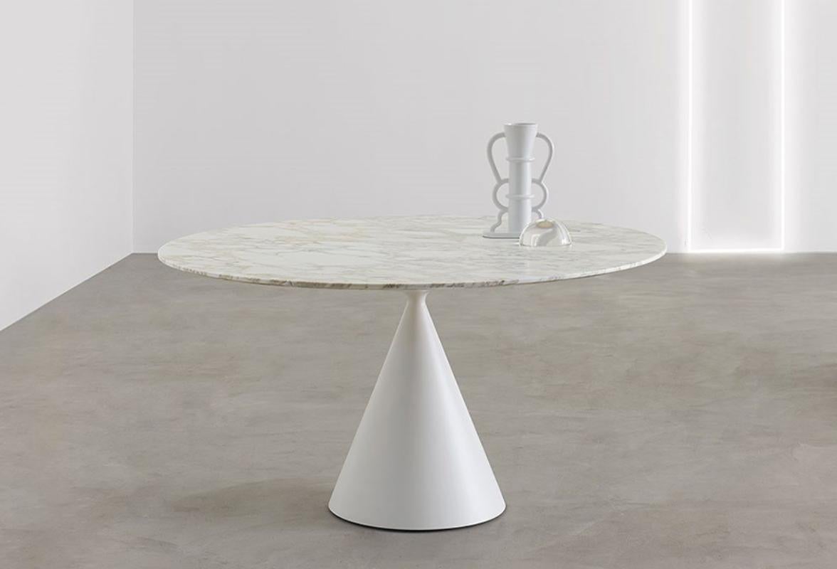 Une table capable d'exprimer la synthèse parfaite entre sculpture et proportions, harmonie du design et artisanat de haut niveau. Clay est une table à l'esthétique pure, capable de communiquer une personnalité où que vous décidiez de la placer :
