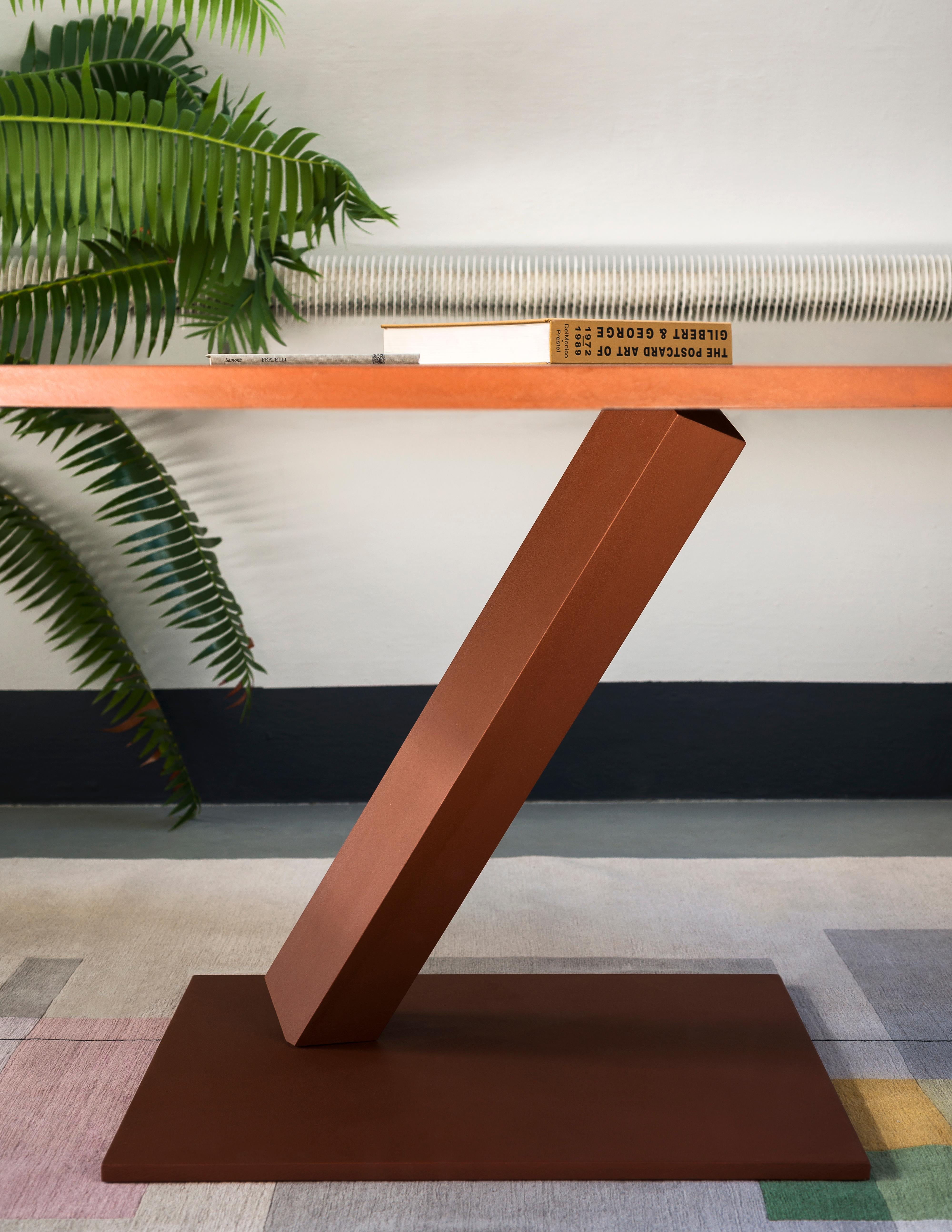 Element, una mesa icónica, es un símbolo de pureza y poesía, la esencia del estilo del visionario diseñador Tokujin Yoshioka. El soporte central, delicadamente equilibrado entre los dos elementos horizontales, de es gravedad, suspendido entre la