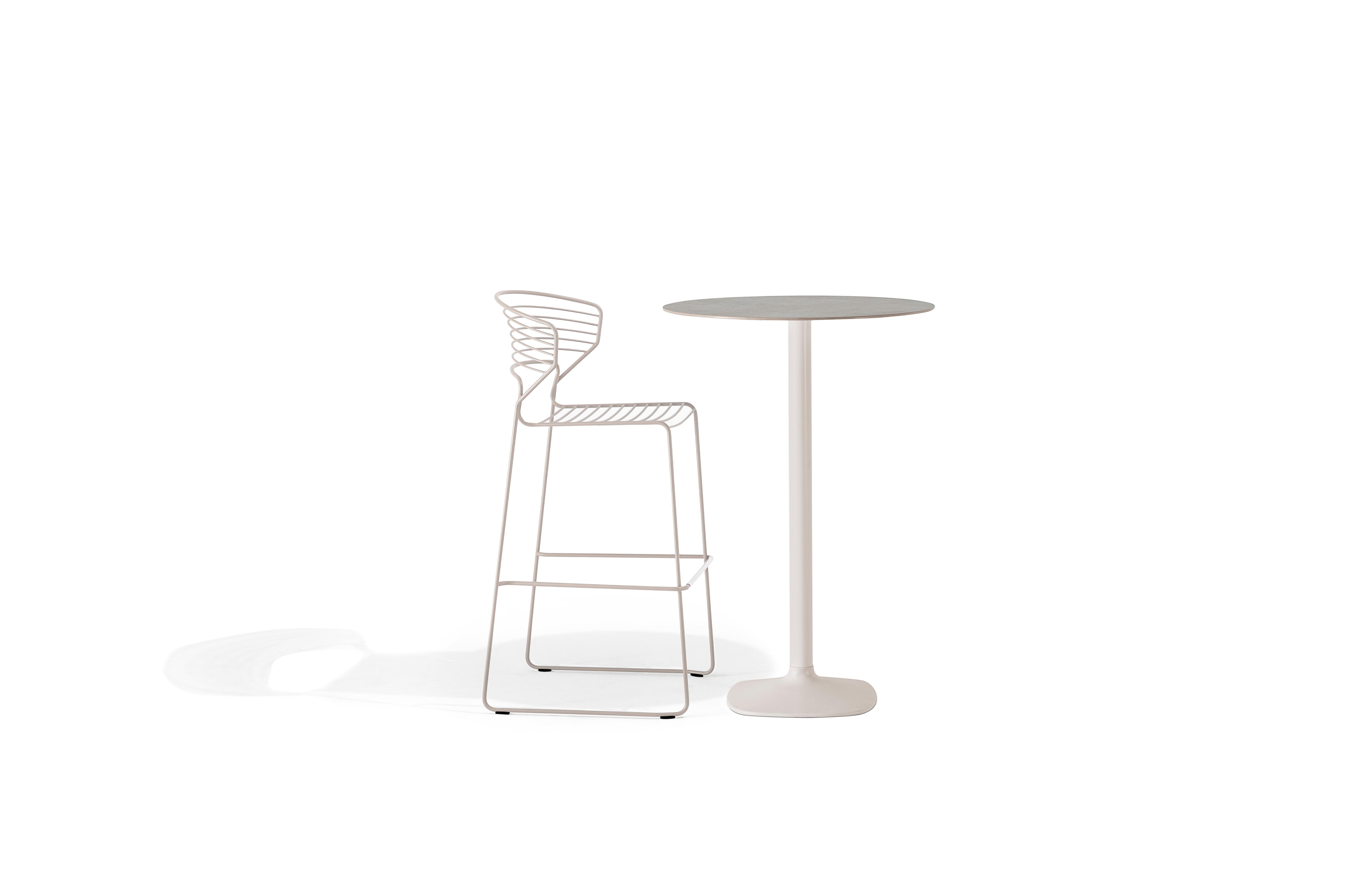 Une collection de tables au design essentiel et aux formes archétypales, à double vocation d'intérieur et d'extérieur, dans les espaces domestiques et collectifs. Une présence presque monolithique, claire, une silhouette qui se détache dans l'espace