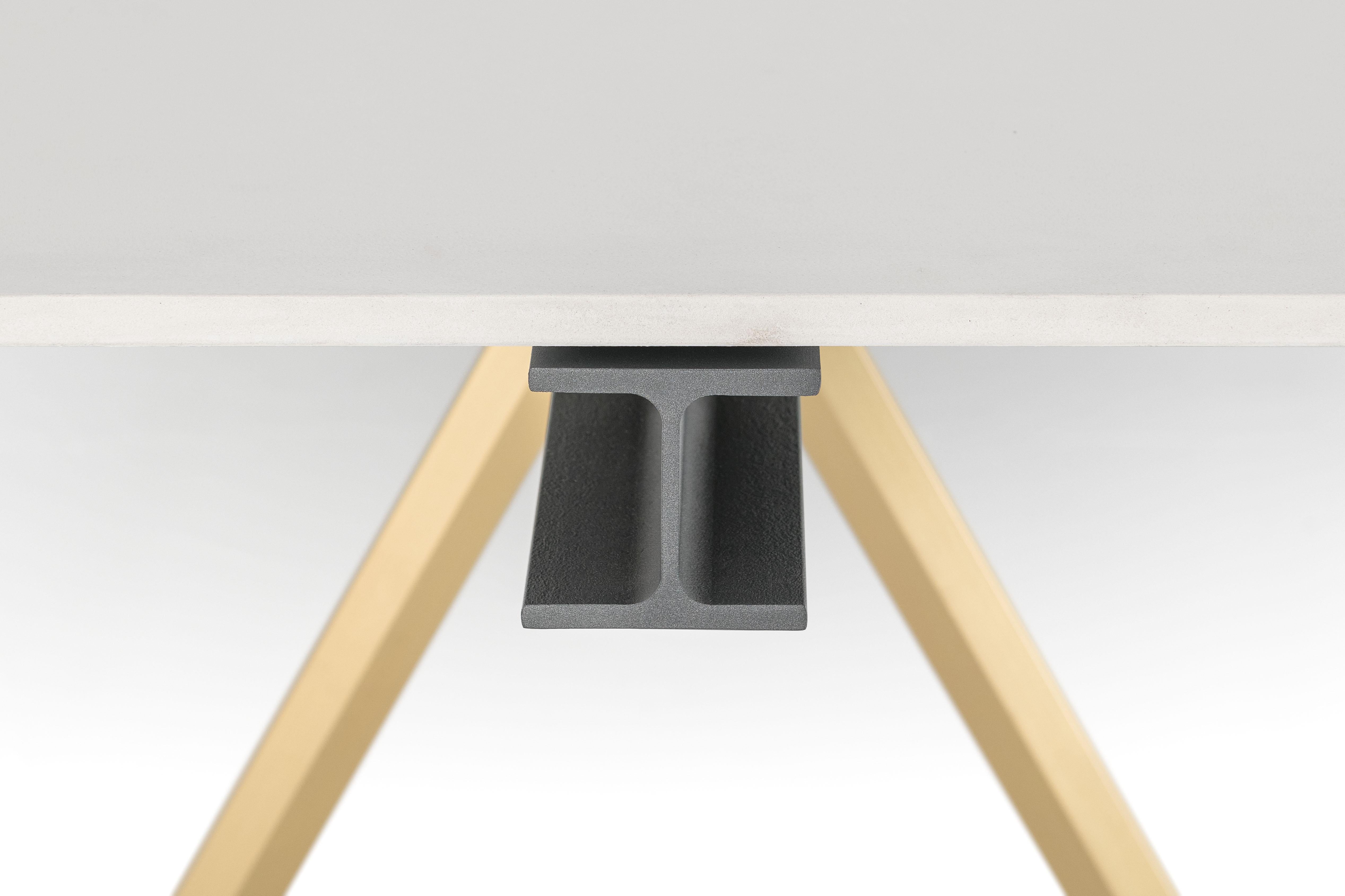 Acier Grande table HEB avec plateau en béton blanc par Francesco Rota en vente